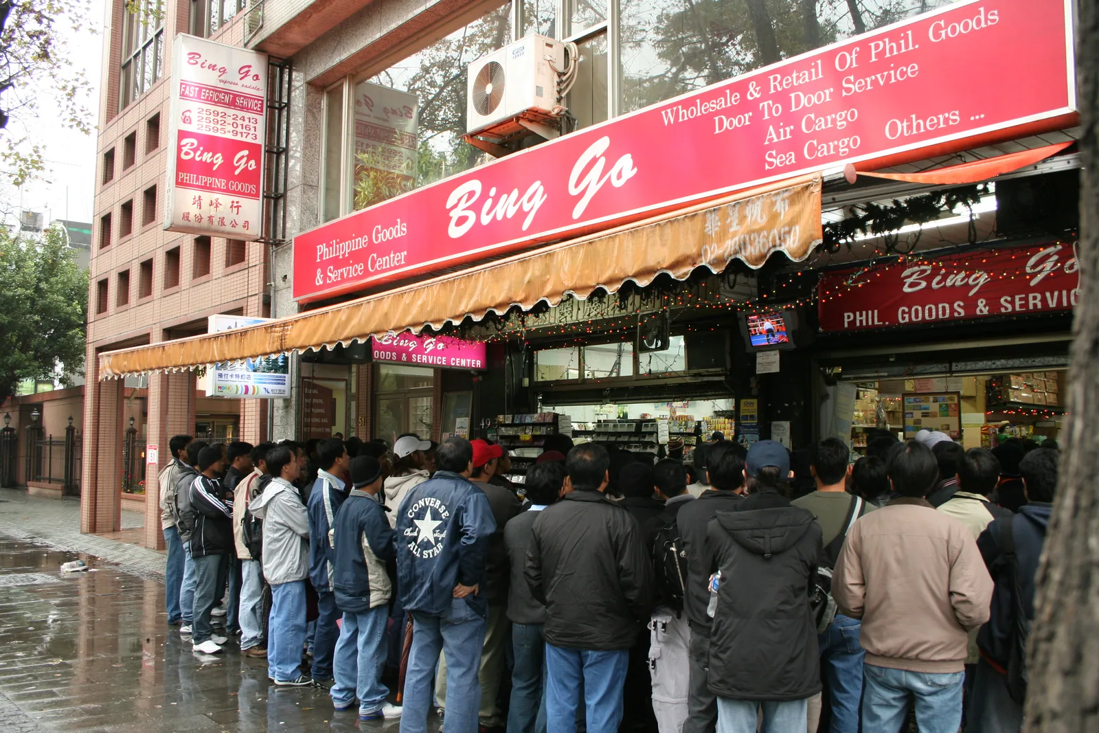 Toko Barang Filipina yang Khusus Berbisnis dengan Pekerja Migran di Jalan Zhongshan Utara Bagian Tiga Taipei