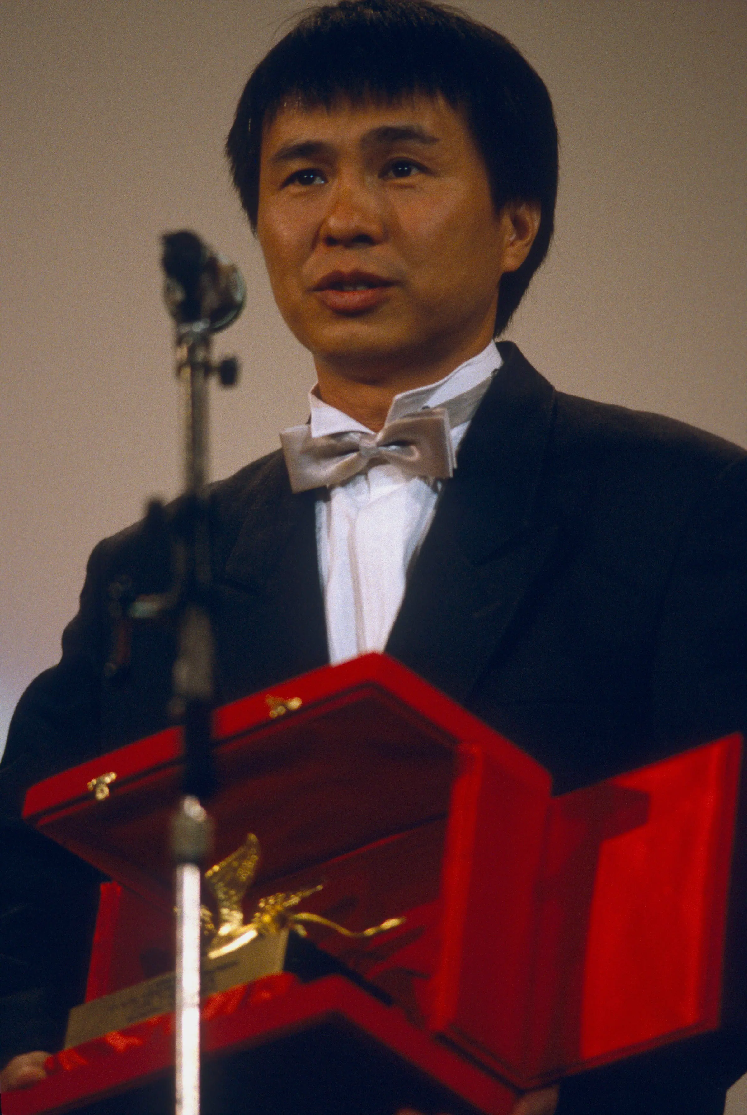 Hou Hsiao-hsien at the 1989 Venice Film Festival holding the Golden Lion statuette; _A City of Sadness_ became Taiwan’s first film to win the top prize at one of the world’s three major film festivals