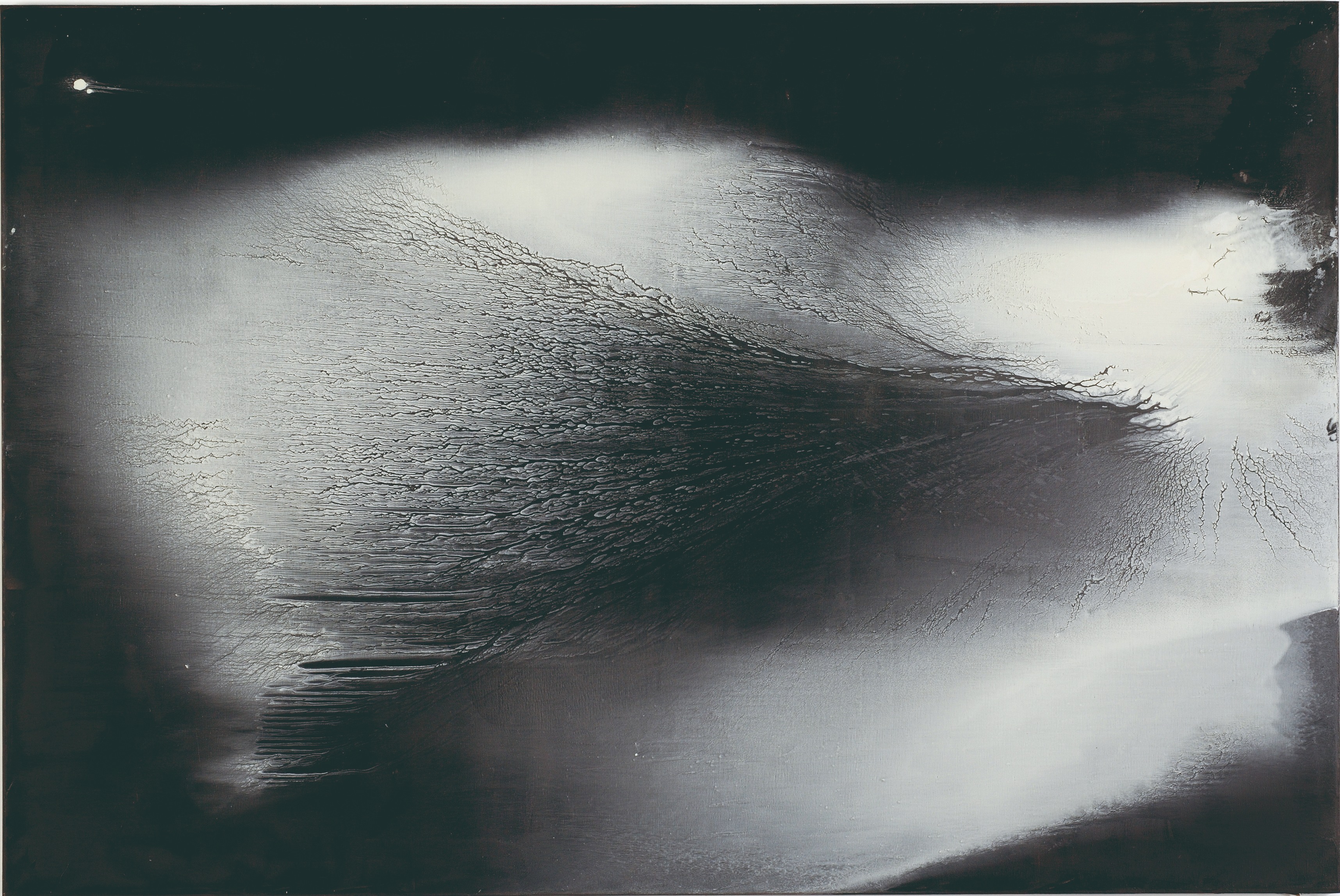 江賢二〈銀湖〉系列其中一幅,2008 — 黑底之上的白色光暈像月光打在湖面上、像顧爾德琴聲的第一個低音 sol