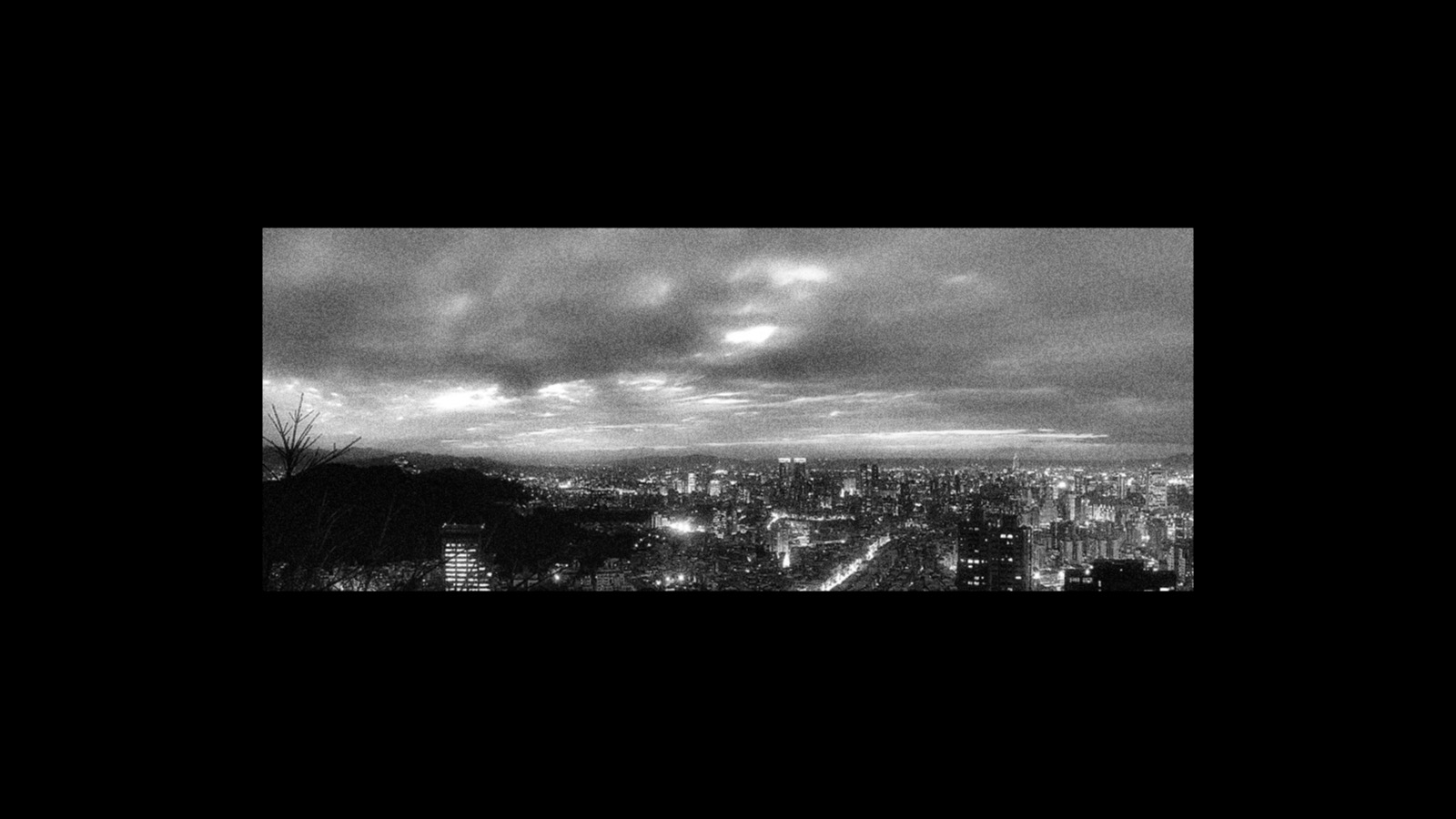 디지털 황무지 2011년 11월 시험호 “망막 연결”(Ocular Bonds) 표지. 검은 바탕에 흰 글자의 디지털 격자 이미지로, 제호 디자이너 황원하오가 작업했다