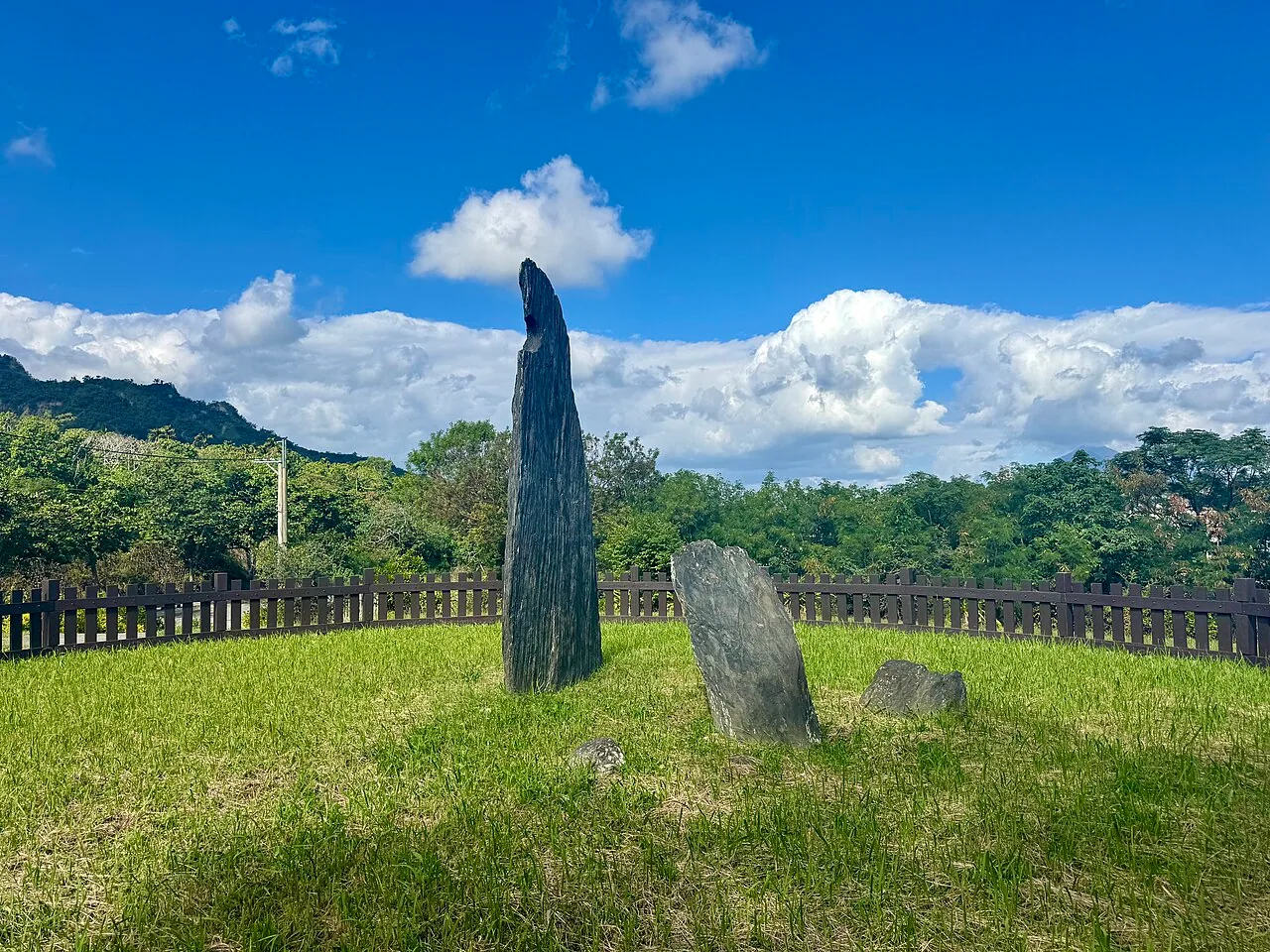 Le pilier de pierre en forme de lune du parc du site de Beinan est un vestige emblématique de la culture de Beinan, datée de 5300 à 2300 ans avant le présent. Plus de 5000 objets en jade ont été exhumés du site de Beinan ; certains ont ensuite été retrouvés par les archéologues dans des sites préhistoriques des Philippines, du Vietnam et de Thaïlande.