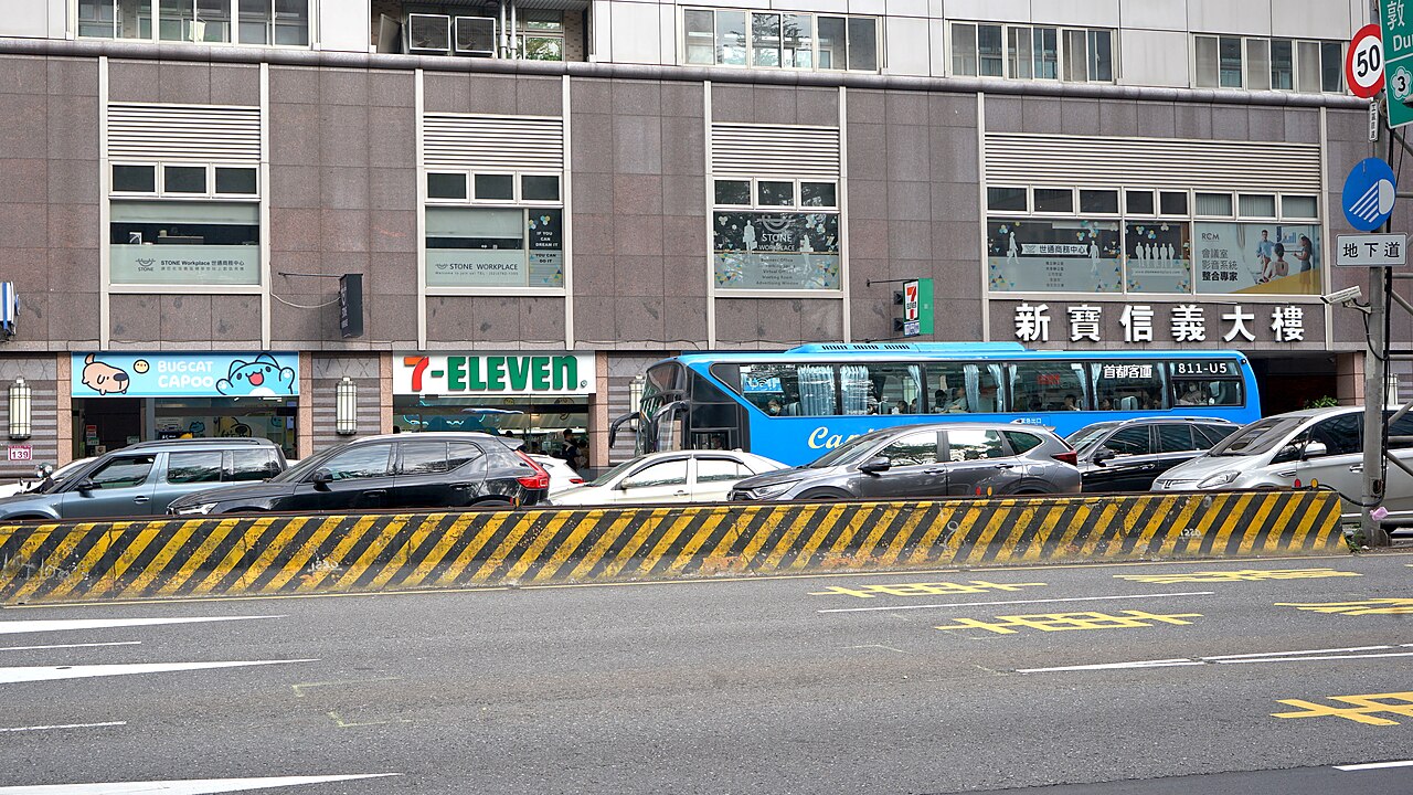 台北信義區的咖波主題 7-ELEVEN 店面與藍色公車