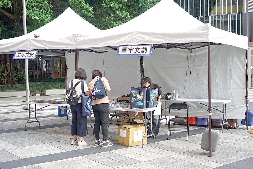 活動攤位上的咖波環保購物袋，角色從貼圖延伸到可攜帶的商品