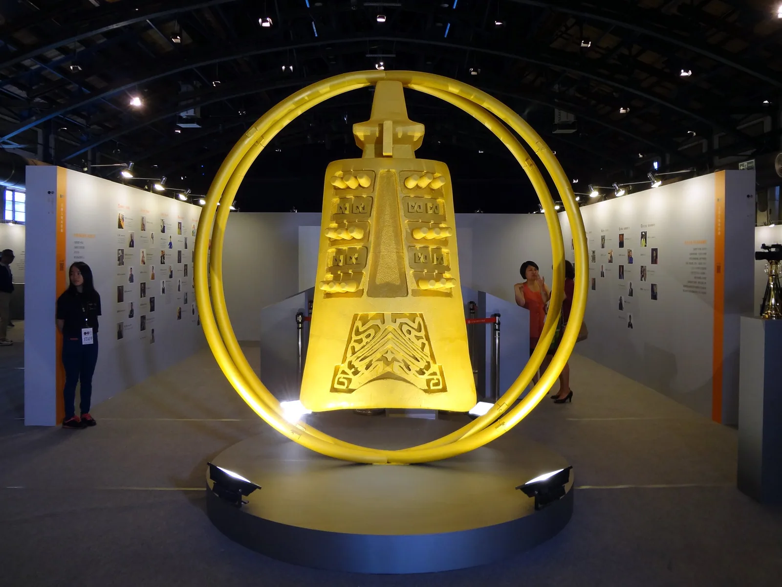 2015 年松山文創園區「金鐘五十.響」特展入口的編鐘造型標誌裝置,金色編鐘懸在展場門口