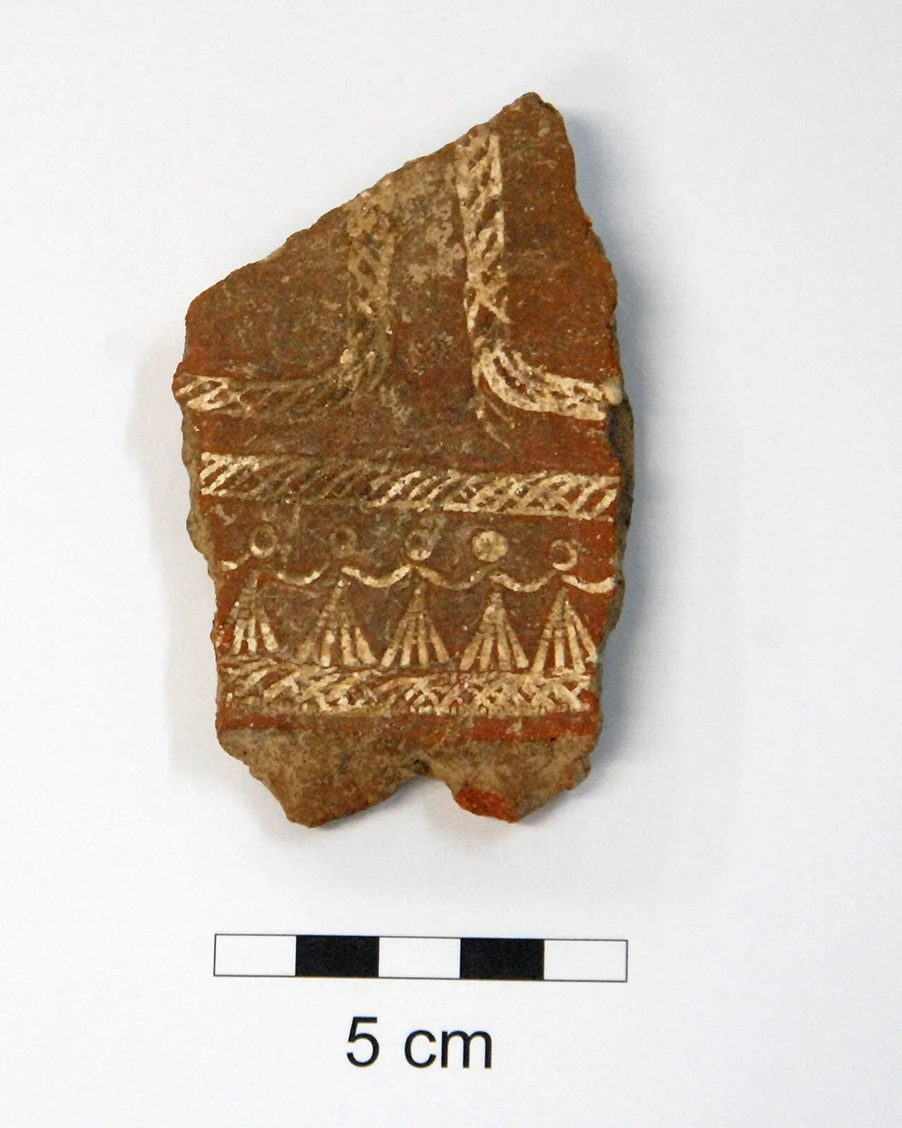 Fragment de poterie Lapita à décor dentelé imprimé, exhumé sur le site de Bourewa aux Fidji. La technique décorative des poteries Lapita remonte au nord de Luçon, dont les racines pointent à leur tour vers les poteries rouges à décor cordé de la culture de Dapenkeng à Taïwan : l’une des chaînes matérielles les plus complètes de la théorie de la « sortie de Taïwan » des langues austronésiennes.