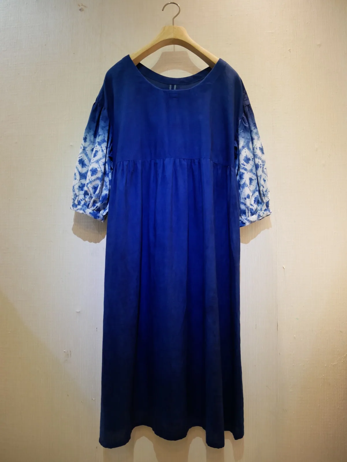Les vêtements teints à l’indigo de la « série bleu et blanc », exposés au Musée d’histoire et de patrimoine du district de Sanxia, constituent l’une des archives visuelles contemporaines les plus représentatives de la renaissance de l’indigo de Sanxia après 1996
