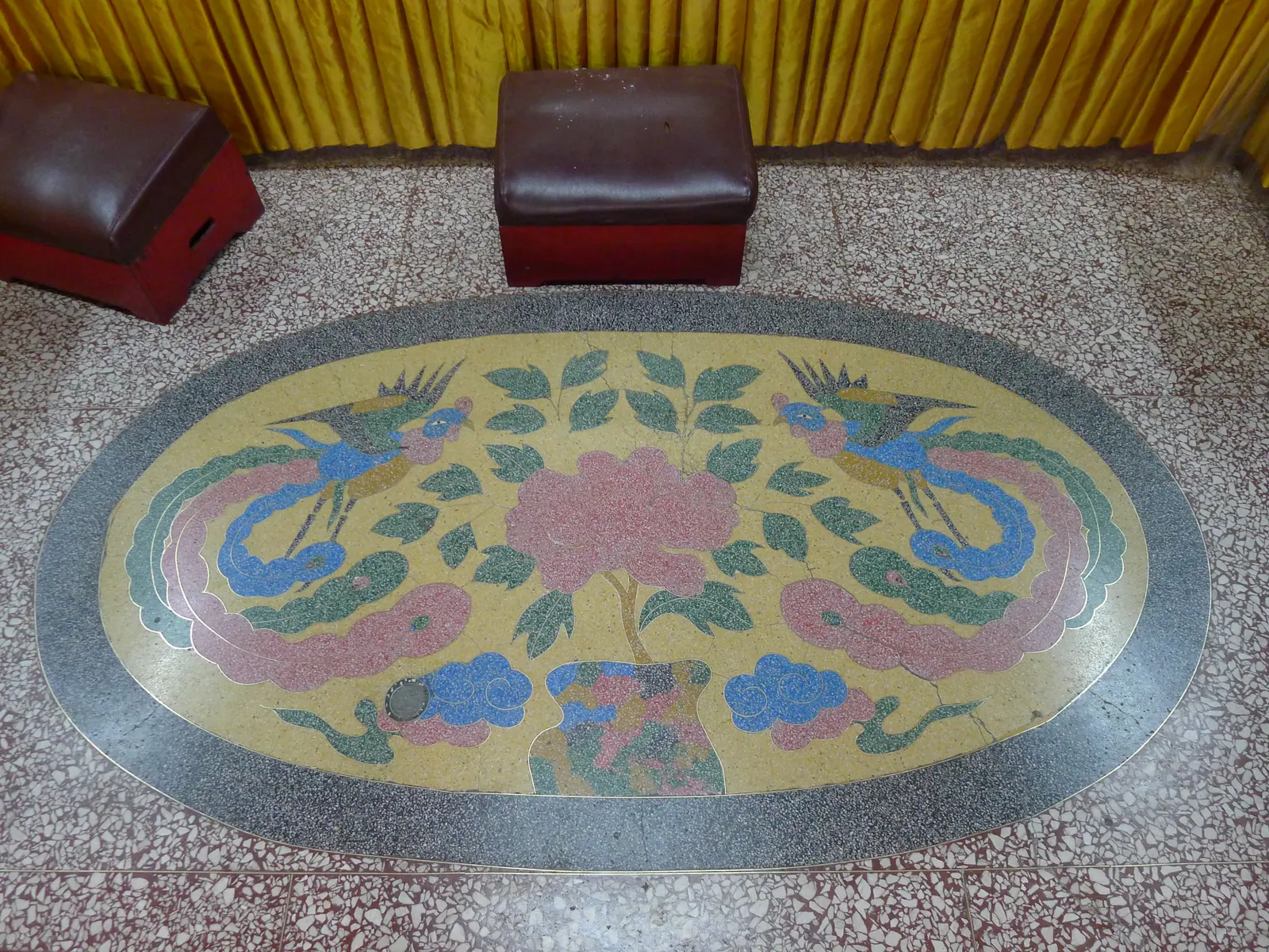 Lantai teraso bermotif geometris di Kuil Jin’an, Su’ao, Yilan
