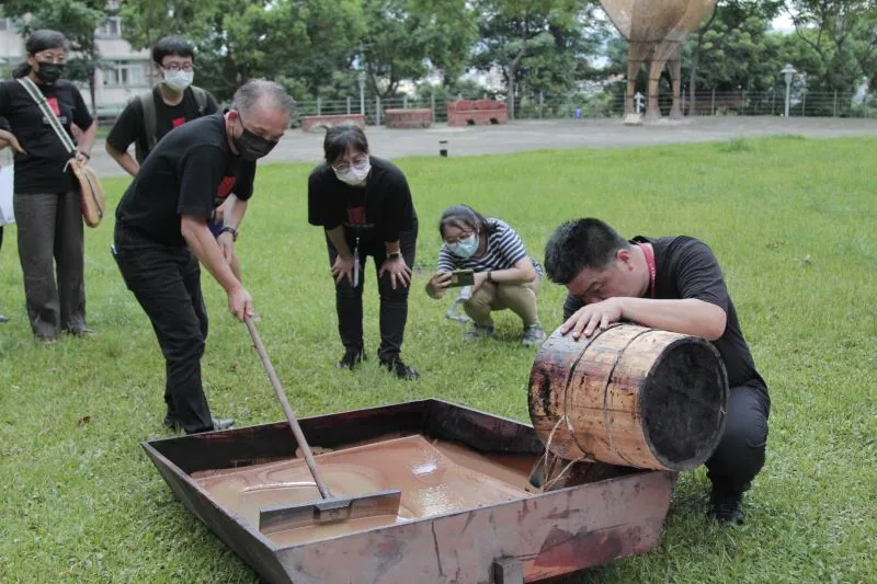 漆藝界代表示範煉漆，將漆樹材料與器物製作重新接回同一條工藝鏈