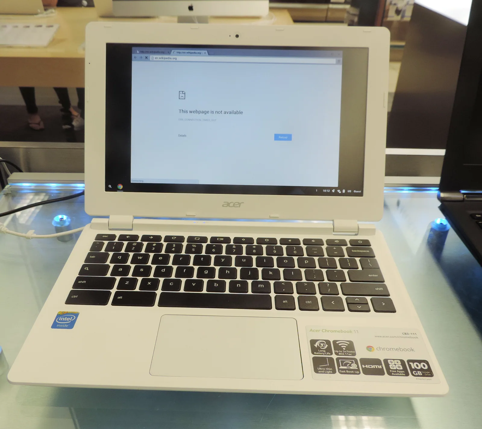 아세르 Acer Chromebook CB3-111 노트북. 개방된 은백색 본체. 소매 매장 촬영