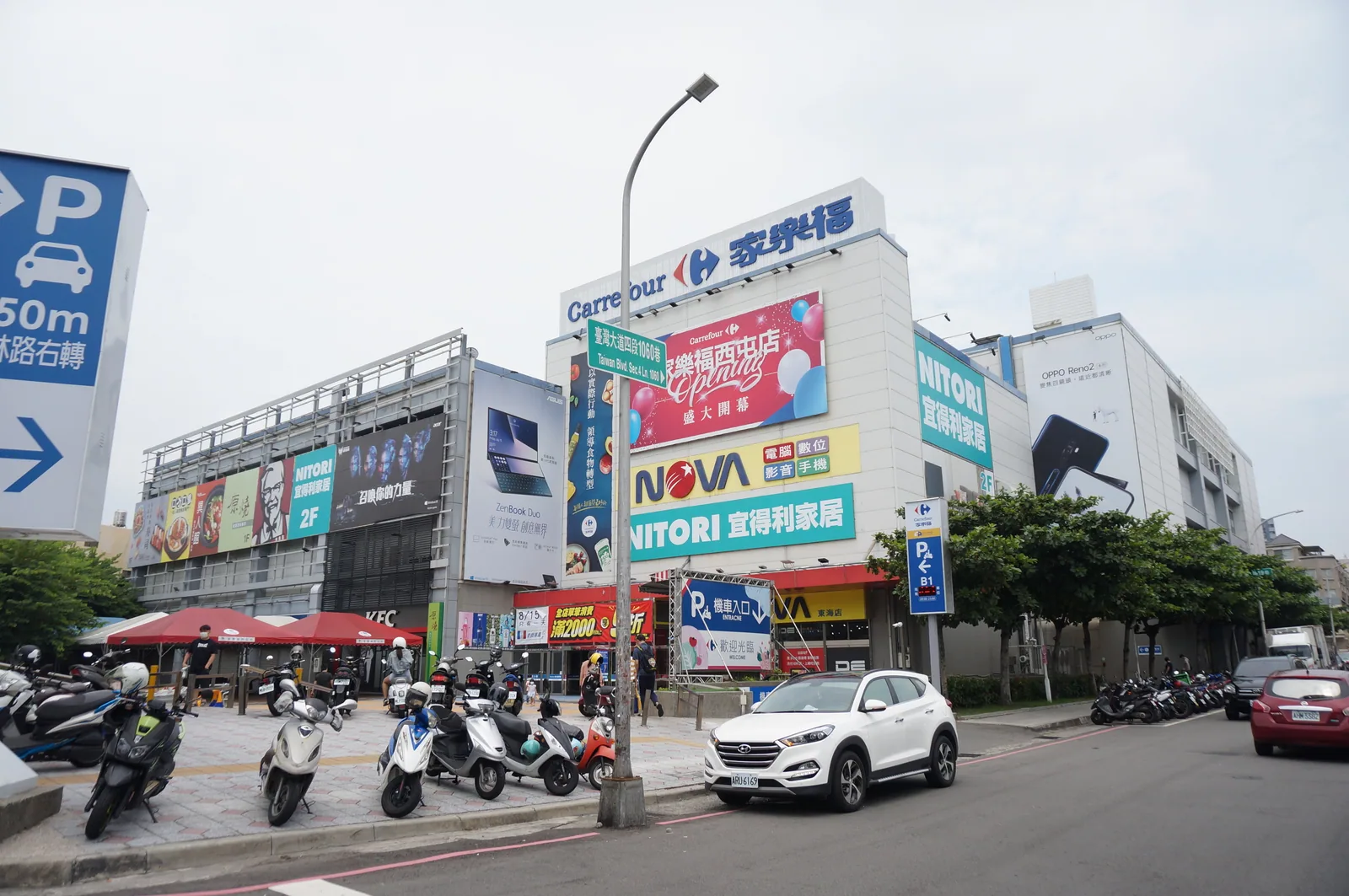台中一家家樂福量販店外觀，2023 年統一集團買下台灣家樂福，躍居超商加量販最大零售集團