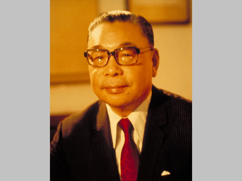 Potret resmi Chiang Ching-kuo mengenakan setelan jas dan berwajah serius, sebuah foto tokoh standar yang tersimpan dalam arsip resmi