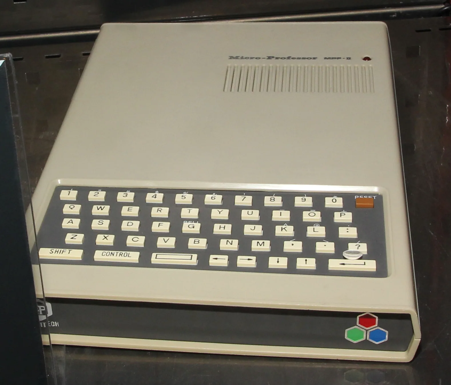 아세르 1982년 출시한 마이크로 프로페서 2호 MPF-II. 대만과 전 세계 최초의 중국어 가정용 컴퓨터이자 초기 애플 II 호환기 중 하나. 헬싱키 컴퓨터 및 게임기 박물관 촬영