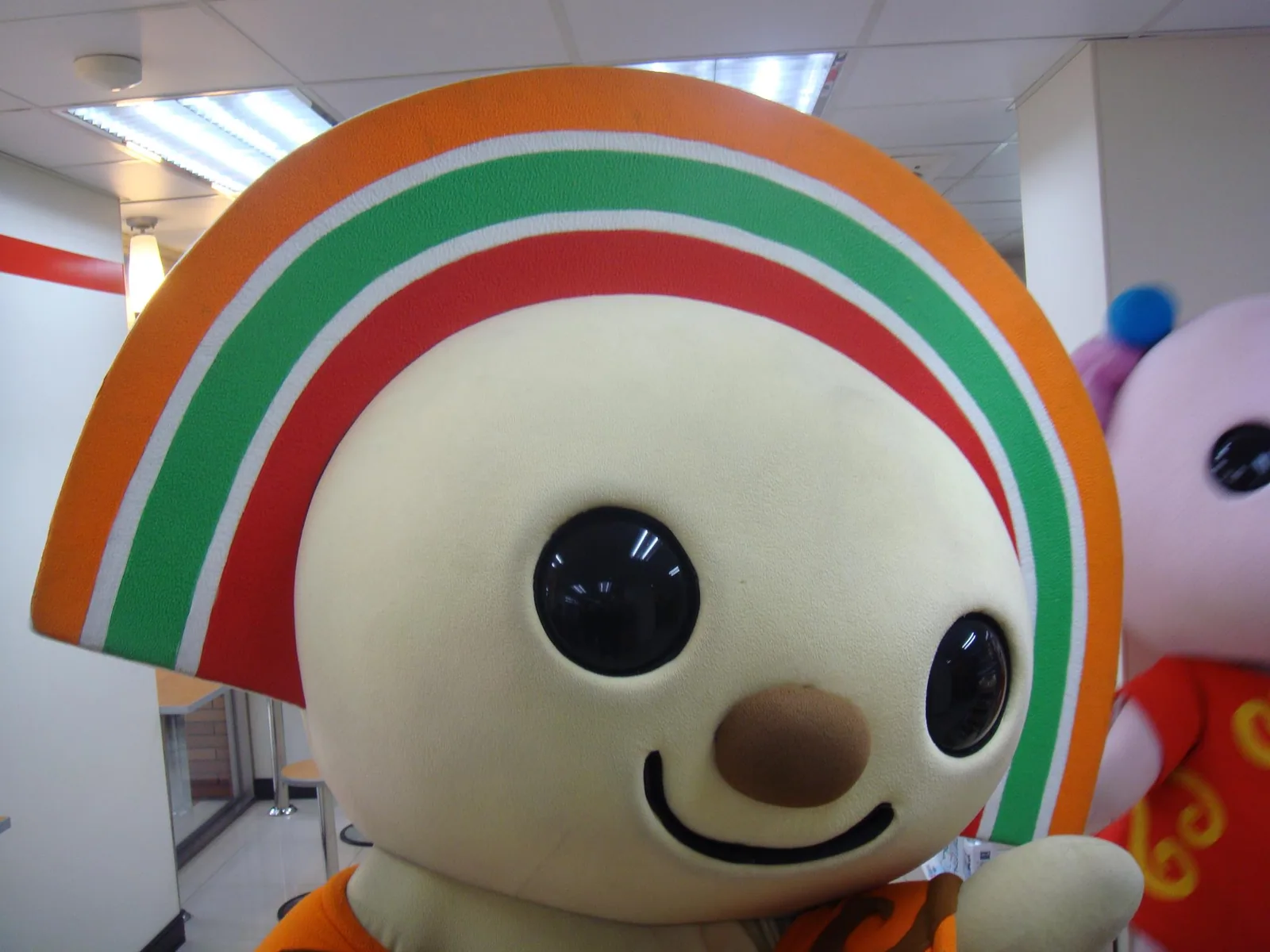 統一超商 7-ELEVEN 的吉祥物 OPEN 小將，一隻頭上有天線的白色宇宙小狗造型公仔