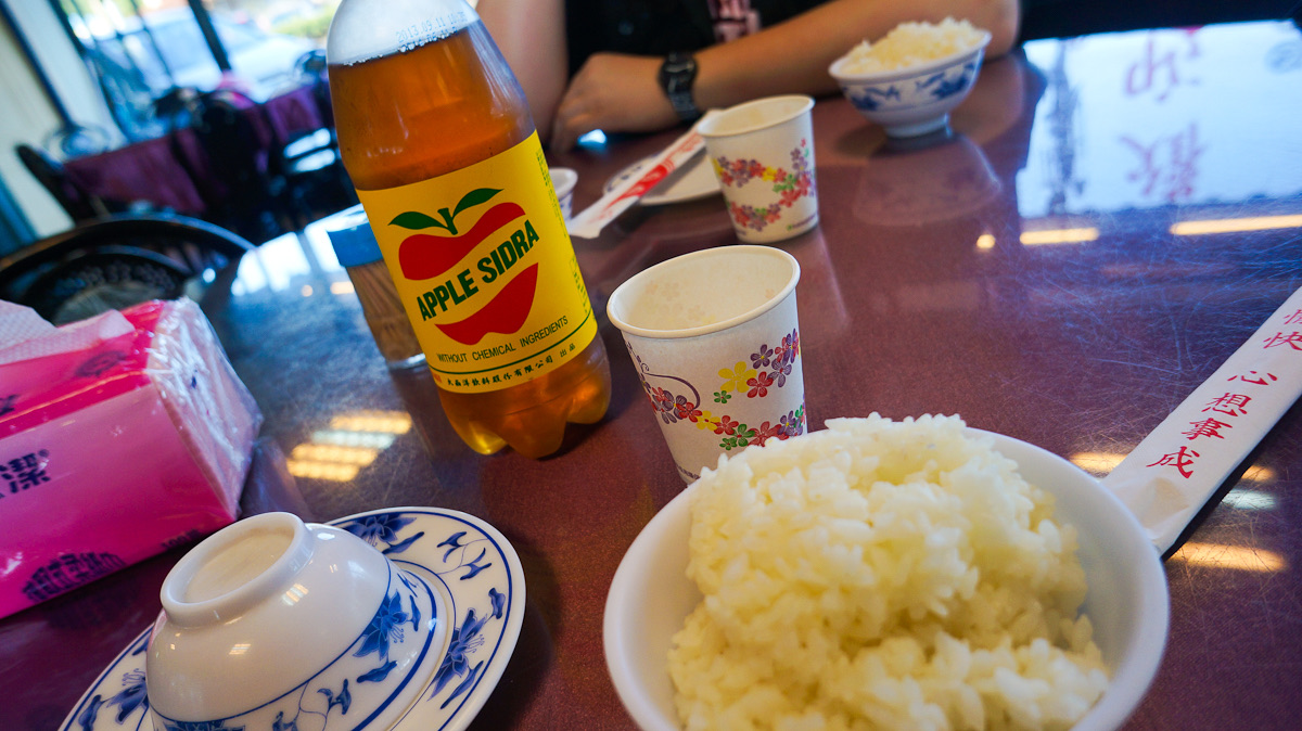 蘋果西打與一碗飯。2013 年的家常餐桌畫面,呈現國民飲料融入日常飲食的文化位置。