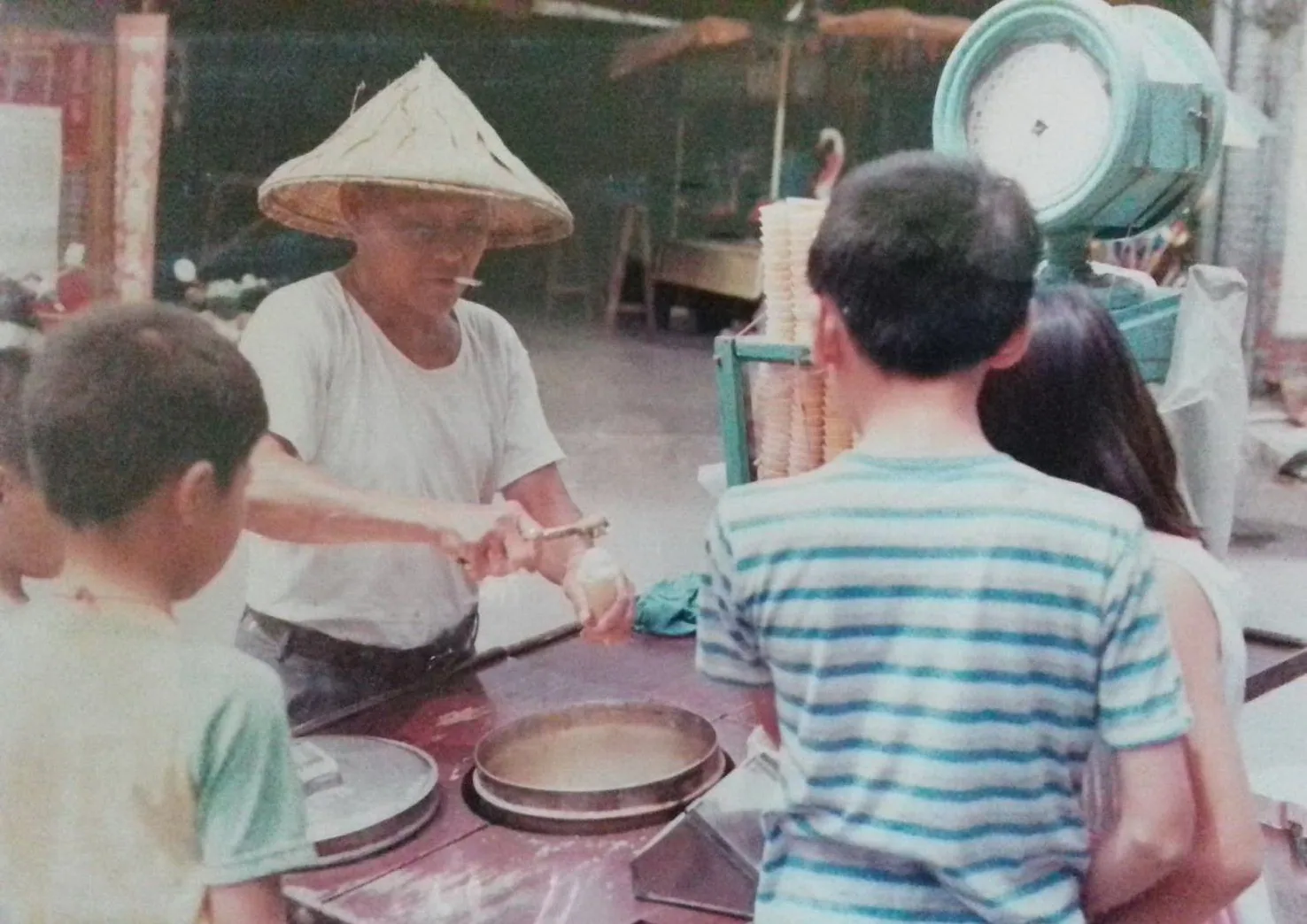 1987 年台灣街頭的叭噗冰車小販,孩子們圍在冰車旁
