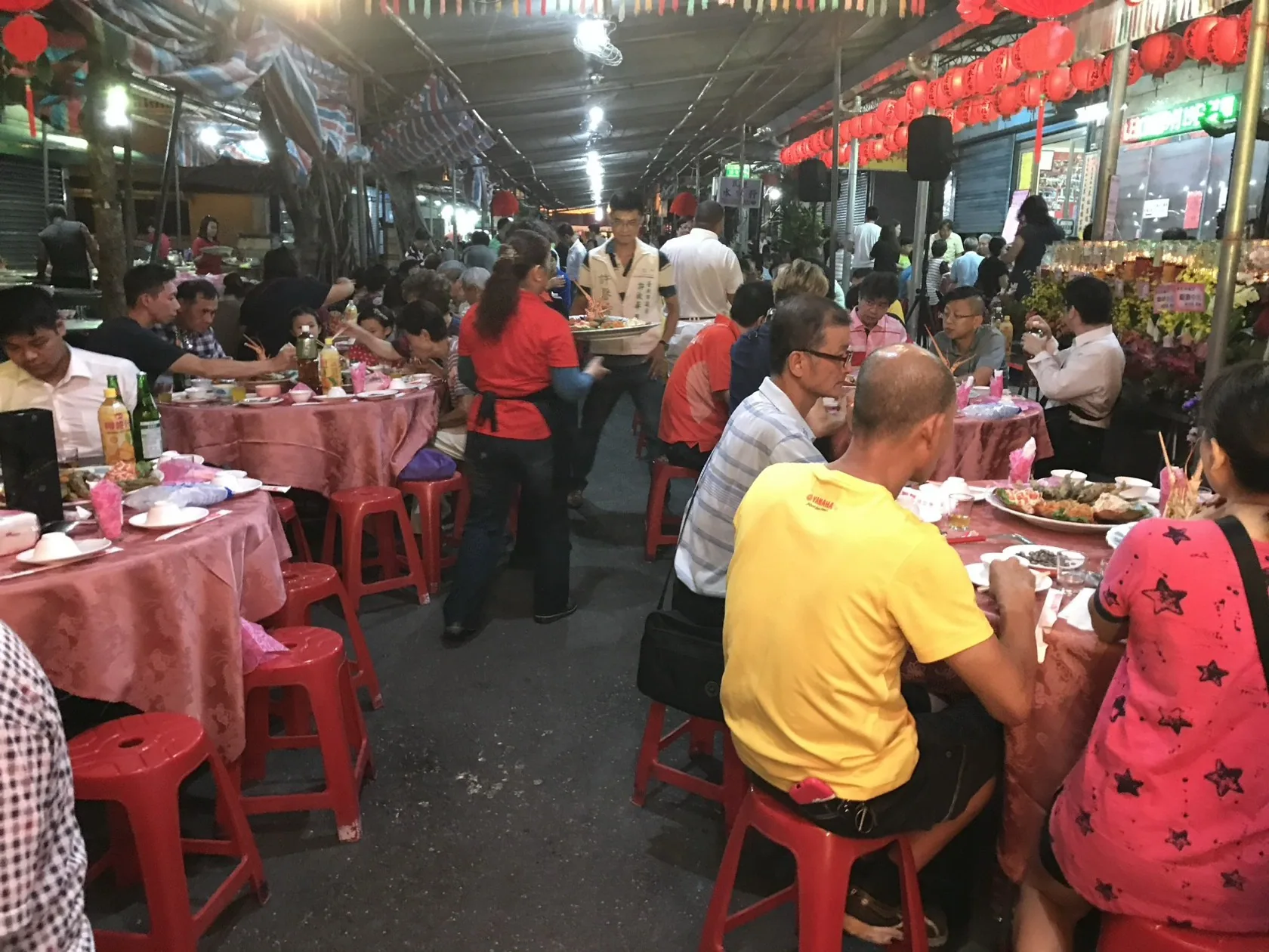 台灣辦桌：暴雨裡照樣開桌的武場，和一套正在收棚的人神鬼三界