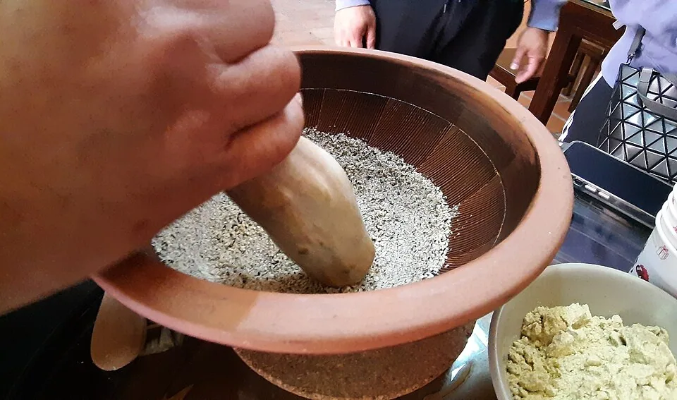 تجربة الثاي الممحوك بقرية ميونغ التقليدية للهاكا