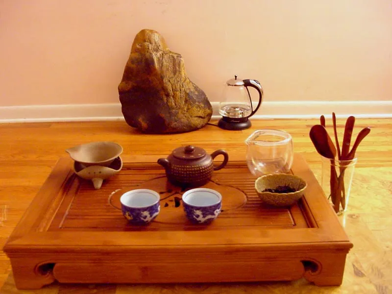 Conjunto de chá de gongfu: pequeno bule de argila roxa e xícara de degustação