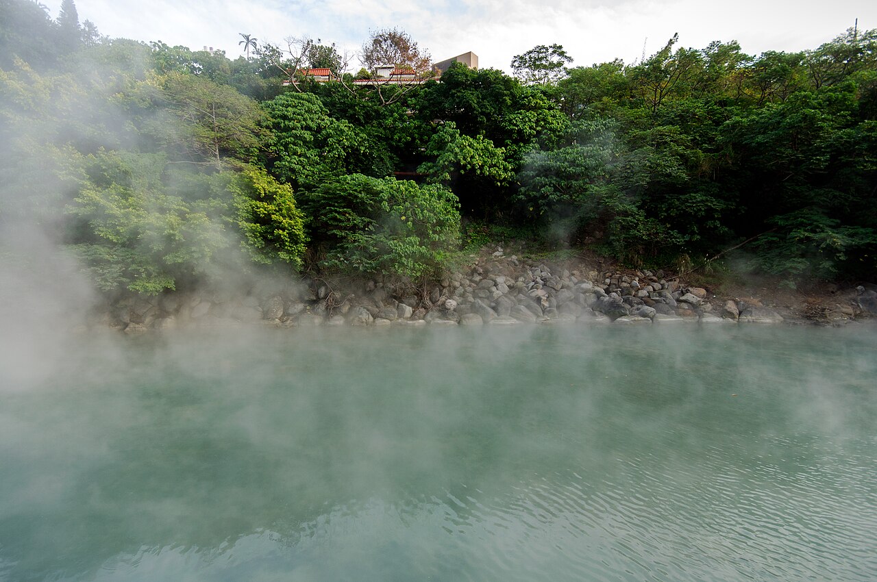 地熱谷青磺泉湖面冒著白煙,溫度近 100°C 的硫磺泉