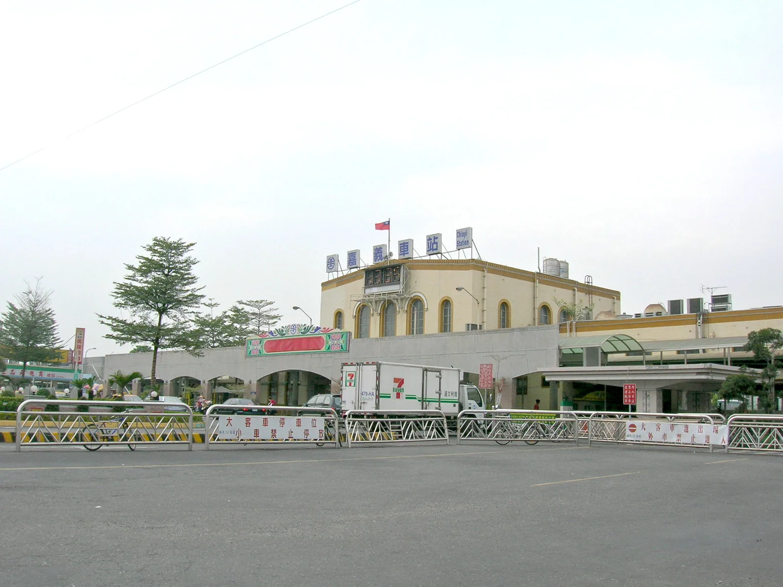 嘉義火車站與站前廣場。1933 年完工，宇敷赳夫設計，「縱貫線上第一個鋼骨鋼筋混凝土構造車站」「全島第一摩登的鋼筋混凝土造火車站」。1947 年 3 月 18 日陳復志、3 月 25 日陳澄波等四位市參議員在此站前廣場遭公開槍決。