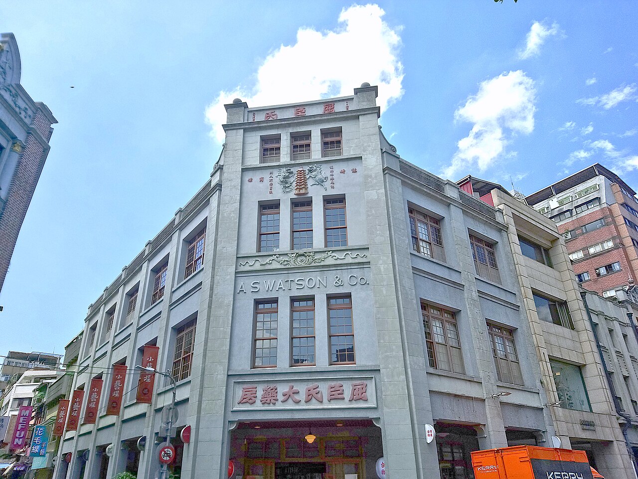 迪化街屈臣氏大藥房（今星巴克保安門市），1917 年由李俊啟創建，是大稻埕最具代表性的巴洛克式街屋之一。