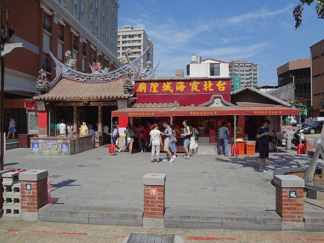 大稻埕霞海城隍廟，迪化街一段 61 號。1859 年由 1853 頂下郊拼戰敗的同安人從艋舺八甲庄遷建至此，是大稻埕最早的信仰中心之一，廟身在原地站了 167 年沒挪過。