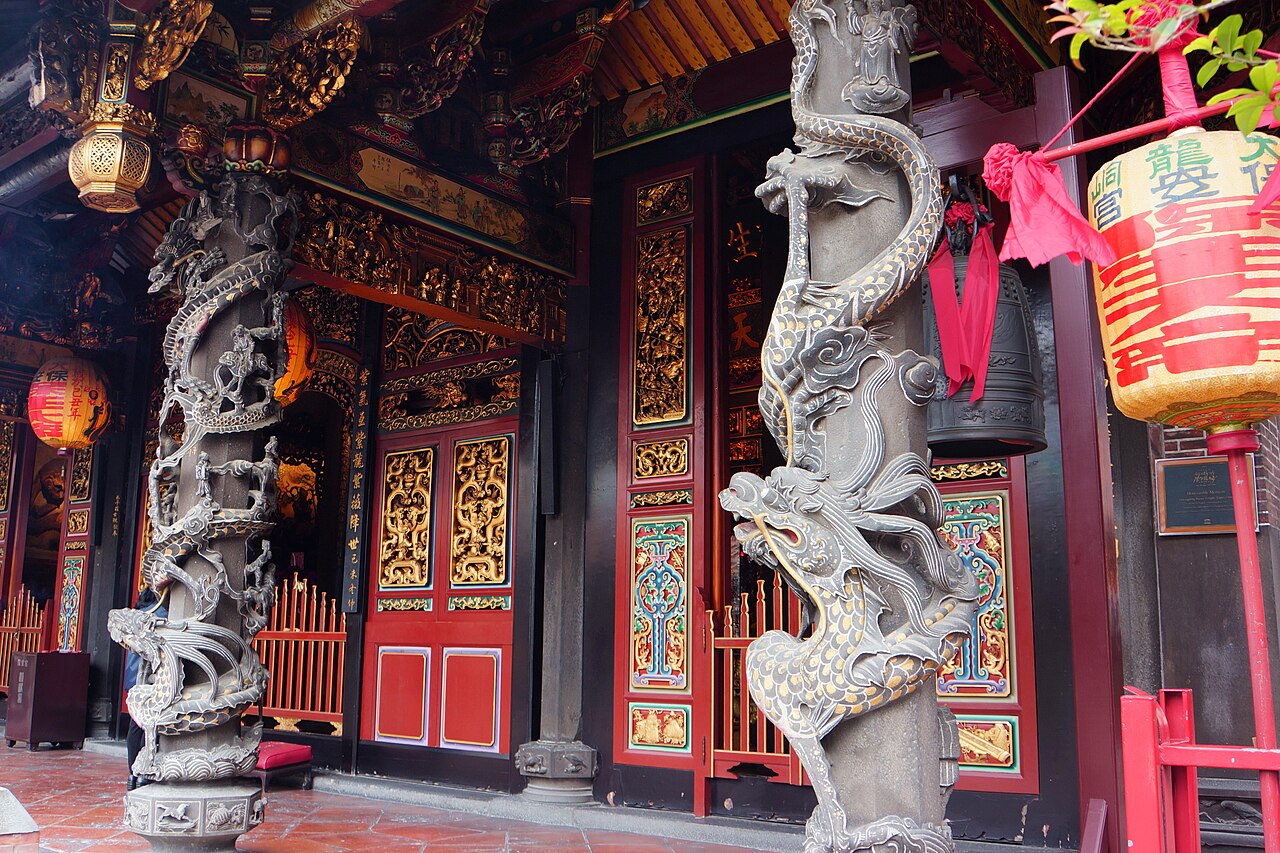保安宮蟠龍石柱,殿前八角龍柱由下往上纏繞,為嘉慶年間(1796-1820)作品,是此廟現存最早的石雕。