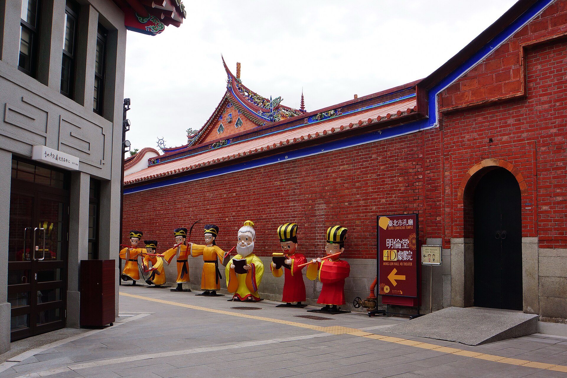 台北孔廟大成殿與庭院,1927 年動工、1929 年大成殿落成(王錦木溪底派施工)、1939 年全部完工,由陳培根捐地 2,000 餘坪、辜顯榮再購獻 1,000 餘坪促成大龍峒新址。