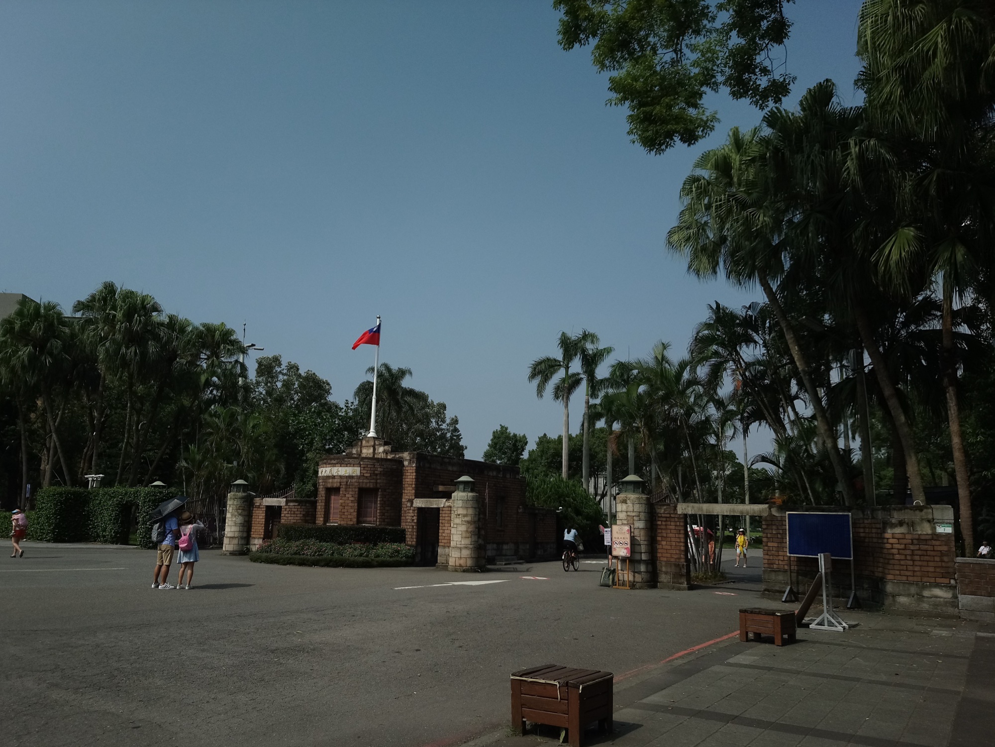 國立臺灣大學校門,1931 年由日本殖民政府土木課設計建成,紅磚兩層結構,中央有警衛室管控車輛人員出入;門柱上「國立臺灣大學」六個字由曾任中文系主任 20 年的書法家臺靜農集字書寫