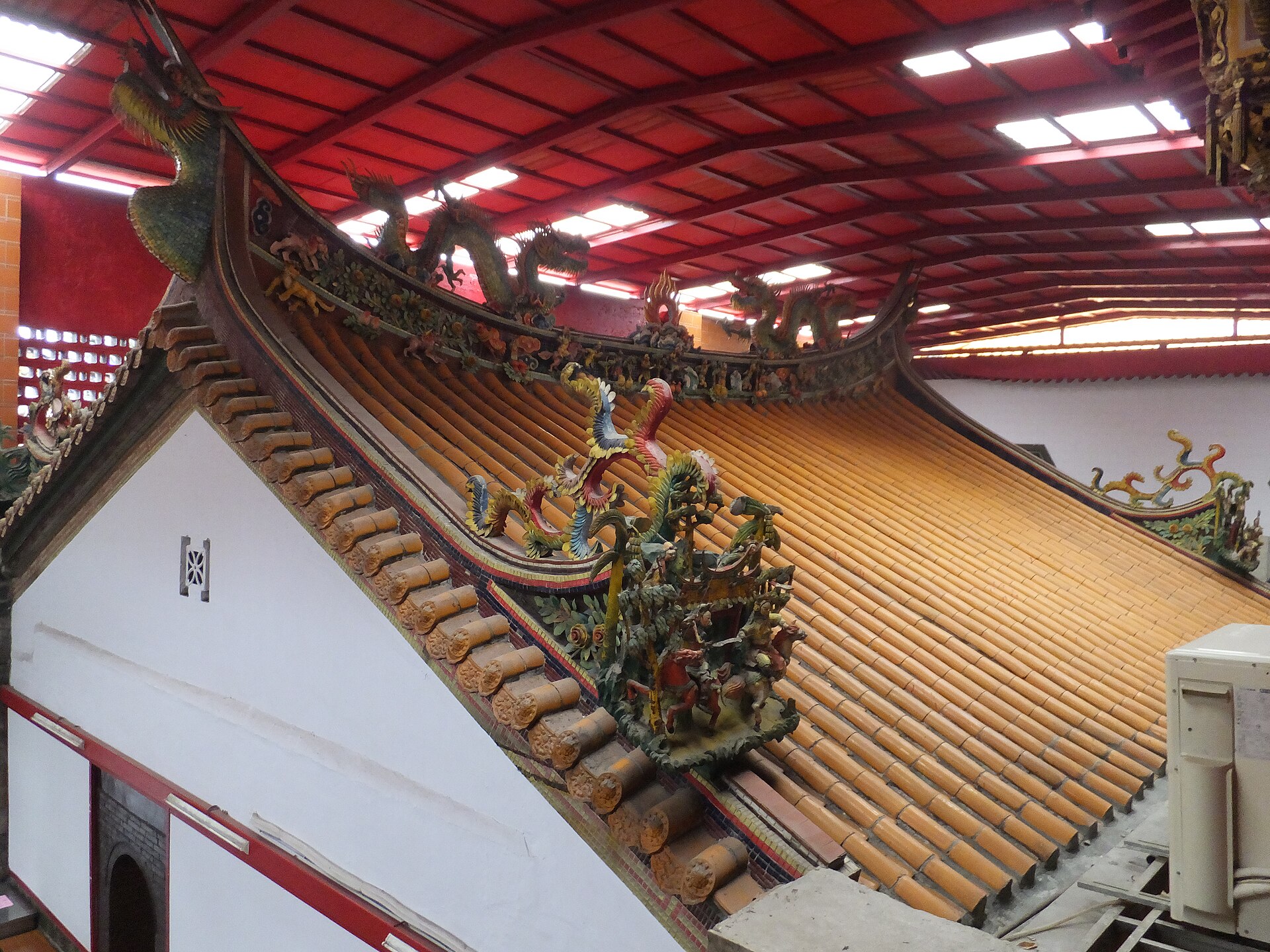 寶藏巖觀音亭,清乾隆 56 年(1791)首次大整修,是台北最古老的佛寺之一,倚靠虎空山而建,1960 年代後寺廟後方山坡形成違建聚落,2004 年指定歷史建築,2010 年「寶藏巖國際藝術村」正式營運
