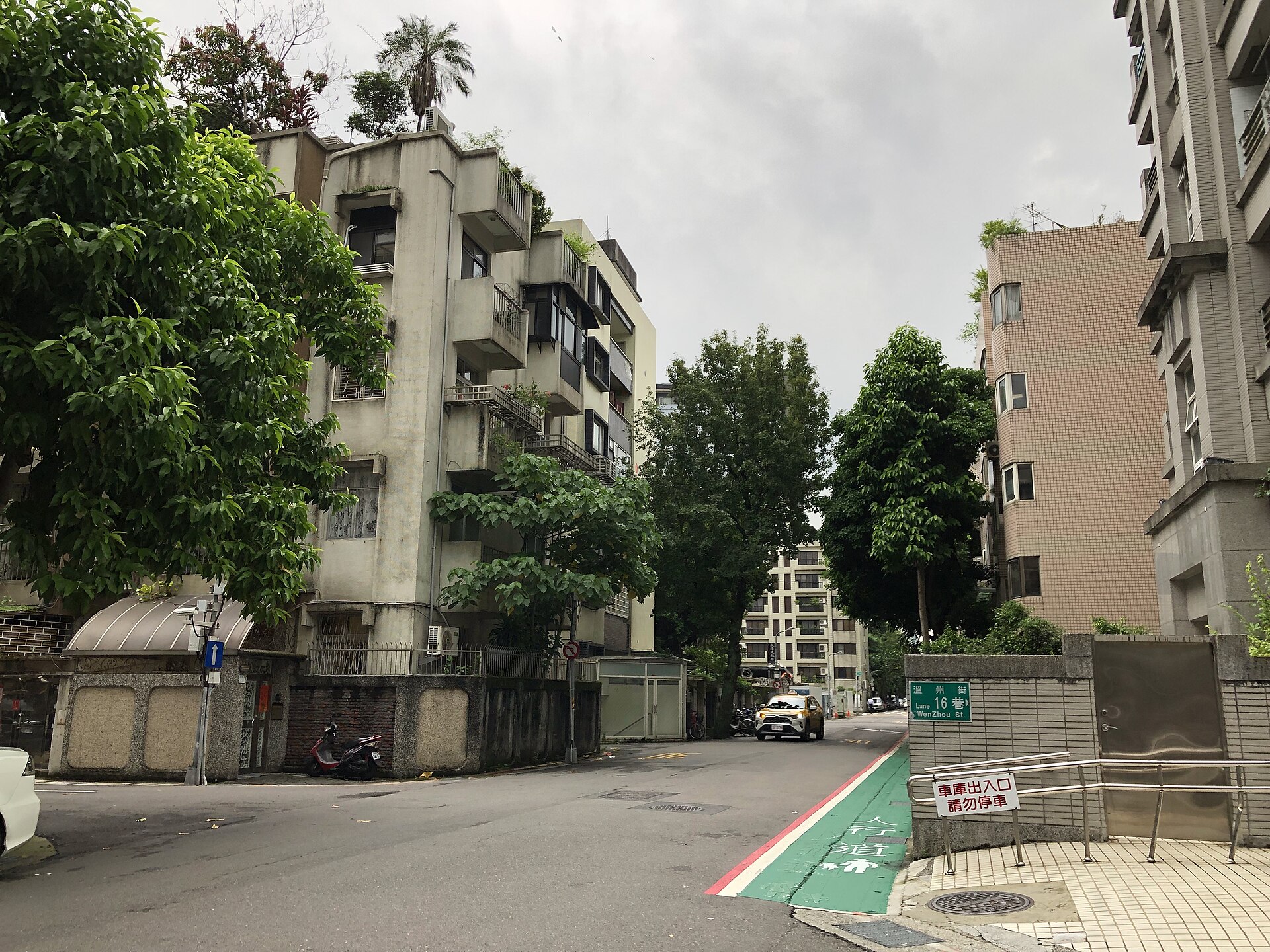 溫州街 16 巷的窄巷,兩側仍保留 1928-1945 年間日治帝大教授宿舍時期的木造住宅群結構,是台北現存最完整的日式高等官舍聚落之一