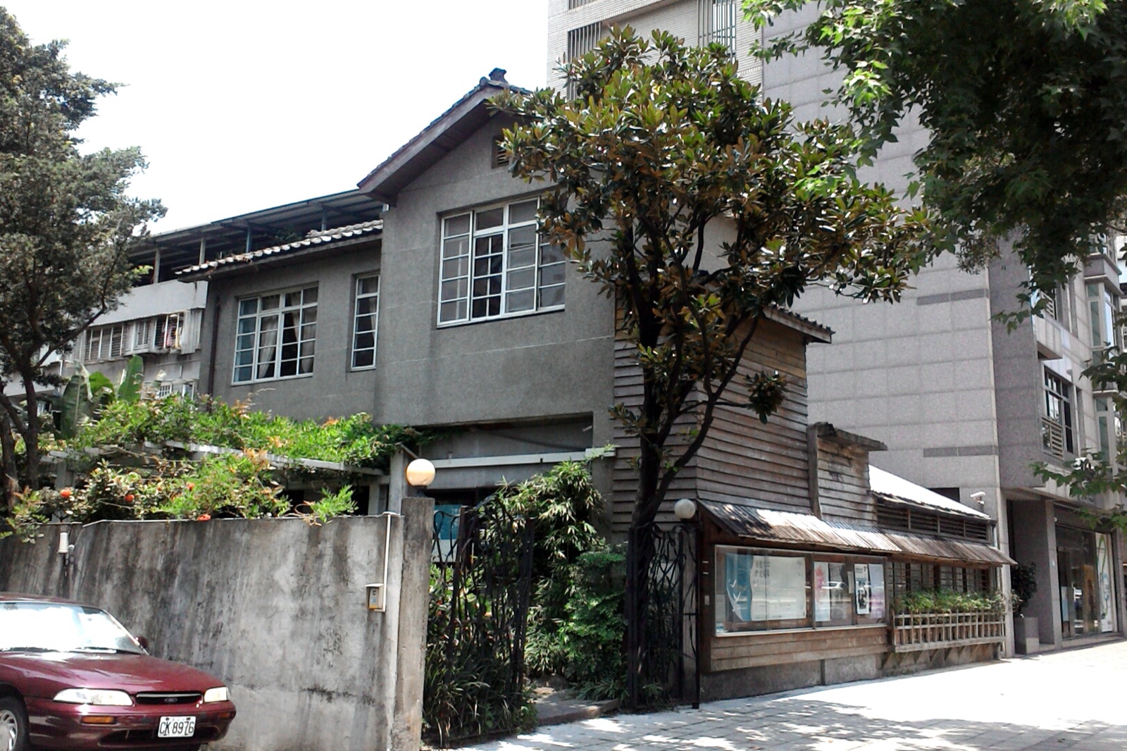 新生南路三段 16 巷的紫藤廬,1920 年代日治高等官員官舍,1950 年由關務署長周德偉接收作為自由派文化沙龍,1981 年由周渝改為台灣第一間人文茶藝館