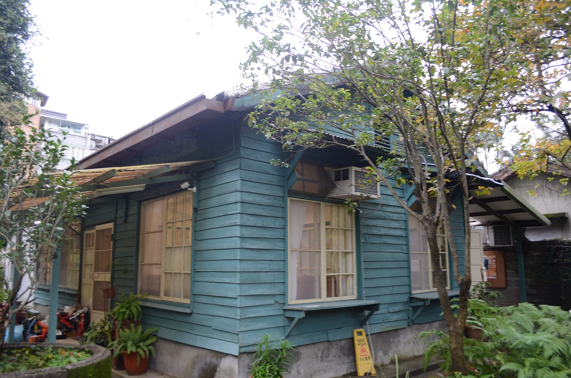 殷海光故居後院花園,1956 年殷海光搬入後親手挖了一個小池塘命名為「孤鳳池」,挖出的土堆成小丘稱「孤鳳坡」,是一個被軟禁的哲學家對 30 坪空間最大的物理改造