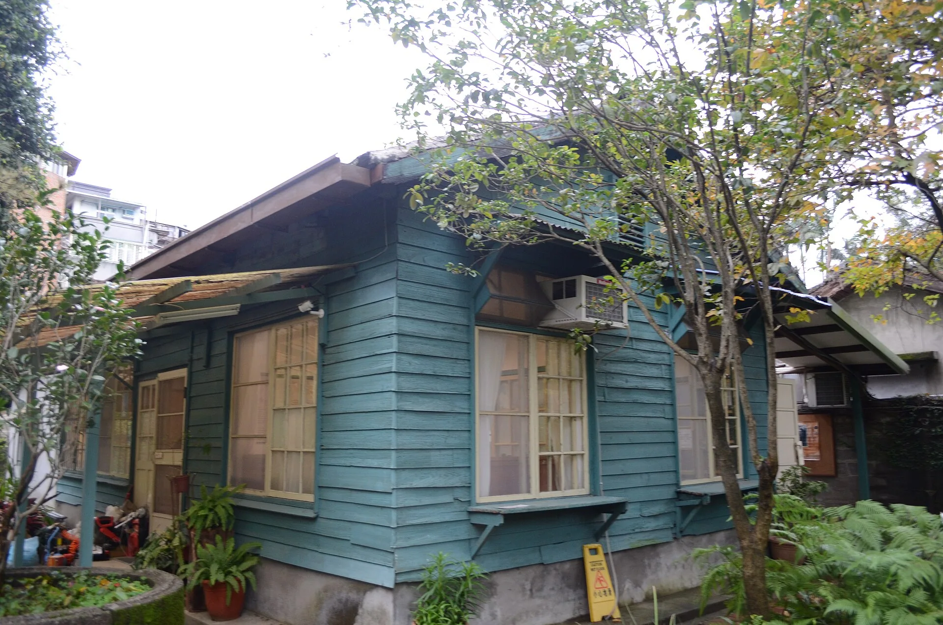 殷海光故居後院花園，1956 年殷海光搬入後親手挖了一個小池塘命名為「孤鳳池」，挖出的土堆成小丘稱「孤鳳坡」，是一個被軟禁的哲學家對 30 坪空間最大的物理改造
