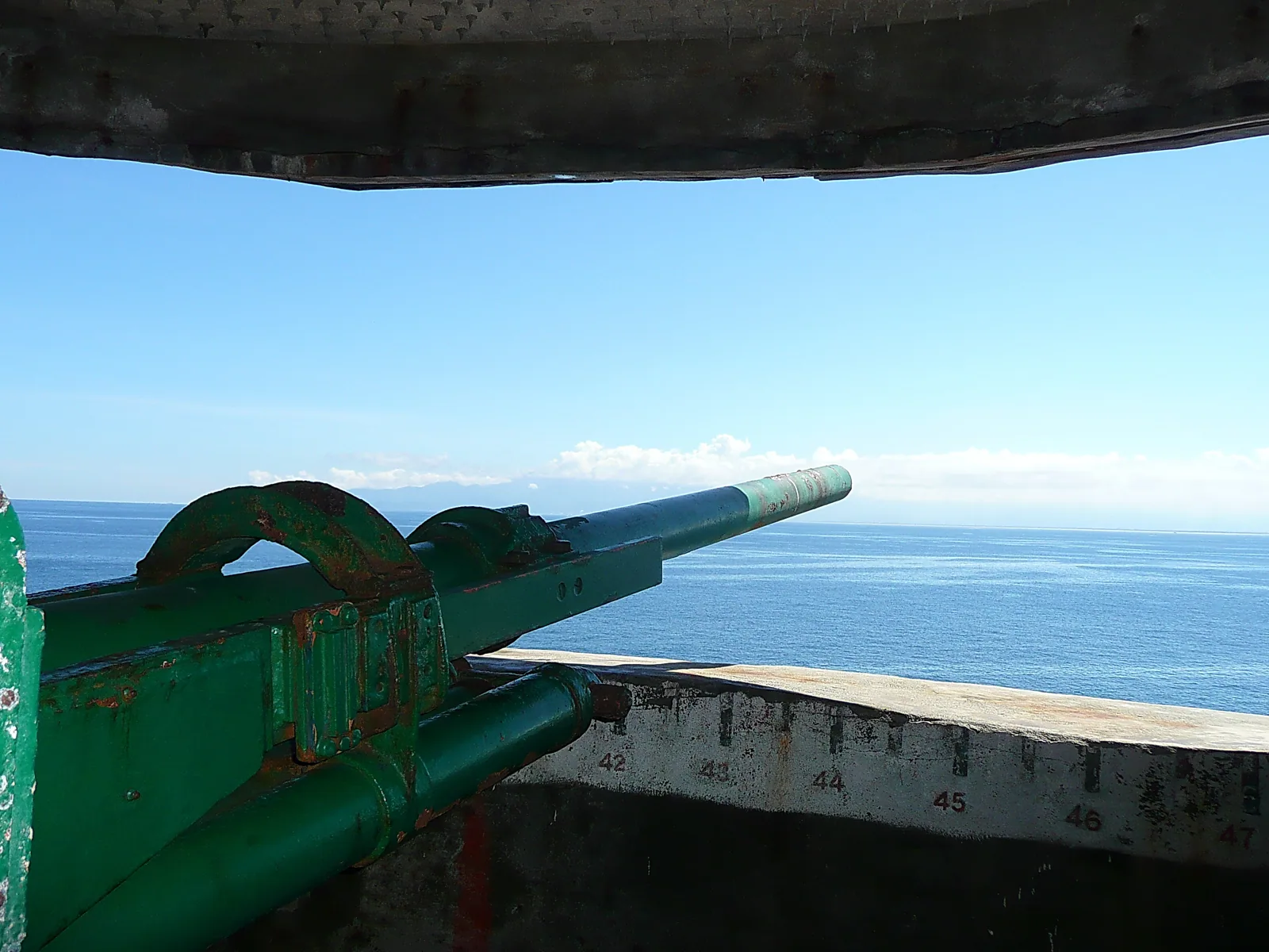 龜山島軍事坑道內的砲堡遺構，封島二十二年間島上佈署九十高砲與四十高砲
