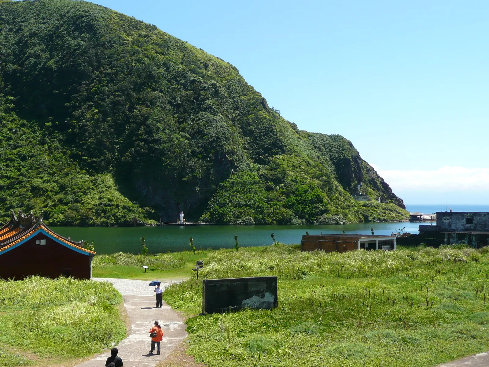 龜山島的龜尾湖，原為淡水湖、居民引海水後成鹹淡各半，湖畔有全台唯一天然原生蒲葵林