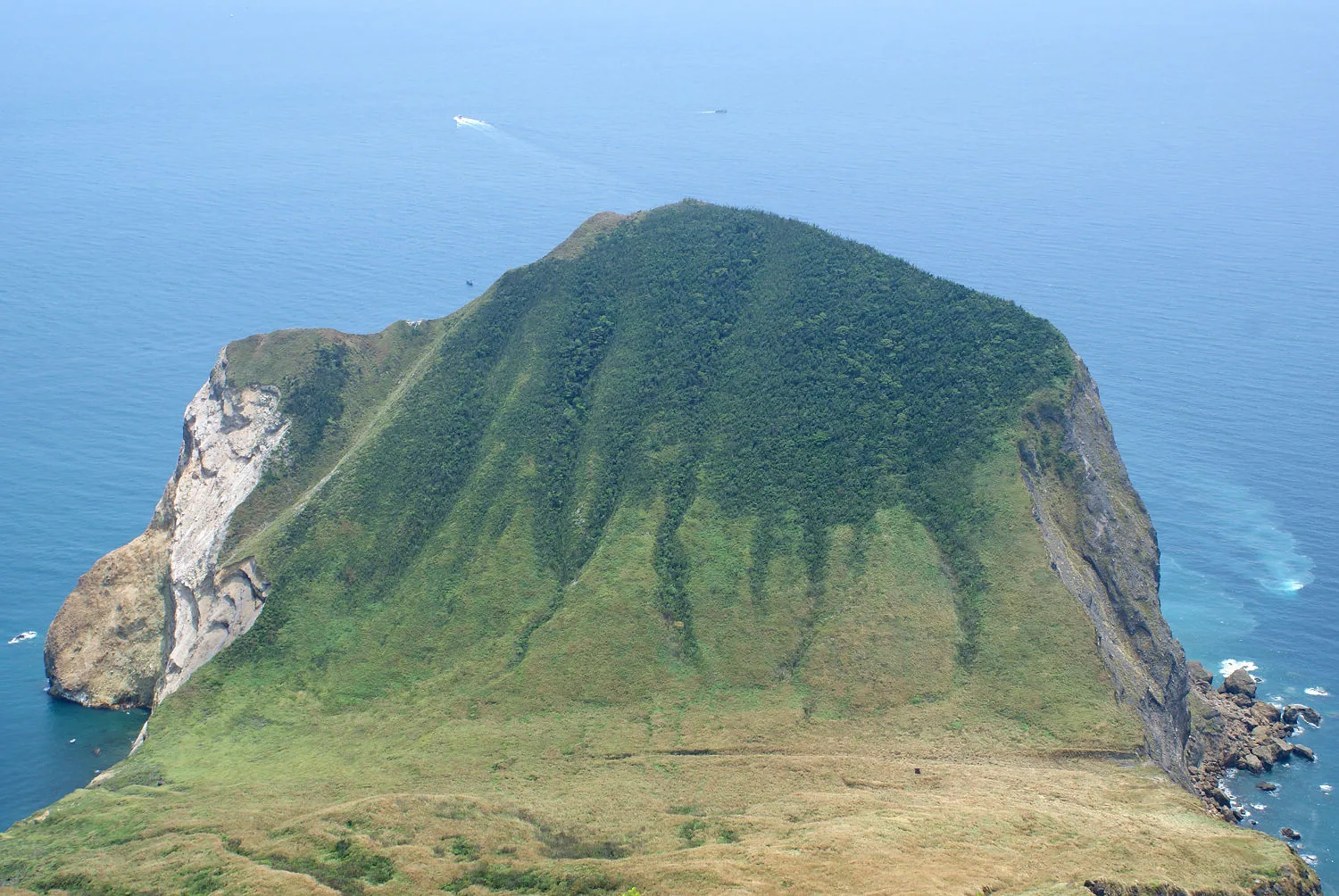 龜山島的龜首，安山岩斷崖直插入海，山體下方就是海底熱泉所在