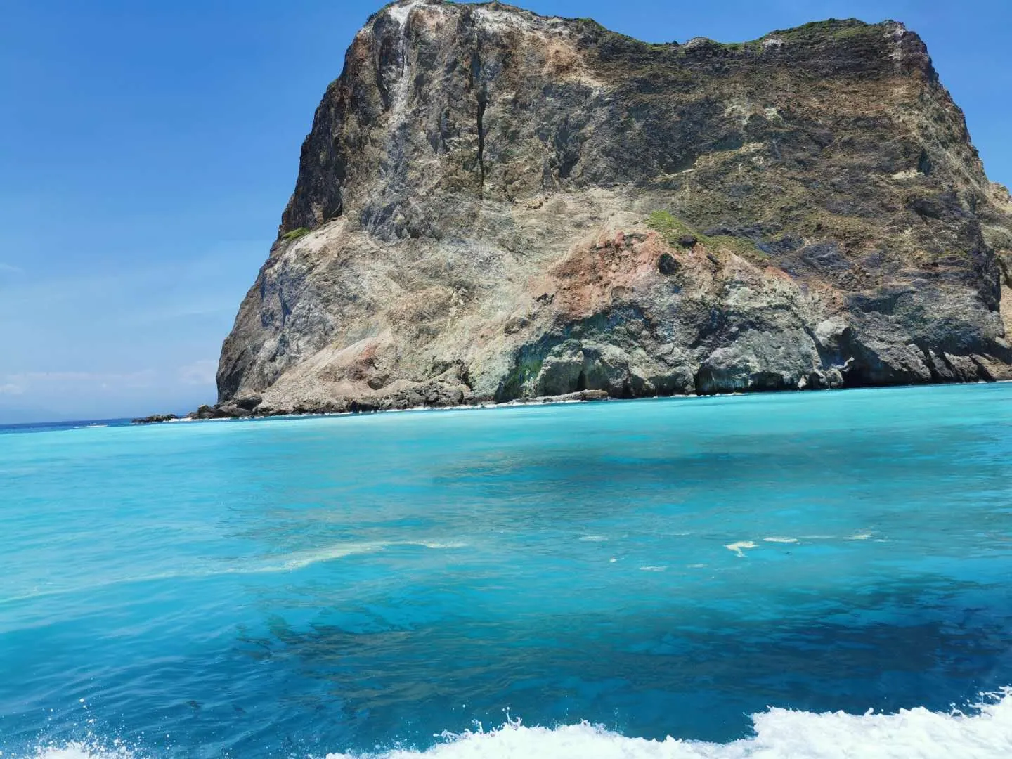 龜山島龜首前方的牛奶海，海底硫磺熱泉把表層海水染成一片乳白色，與外圍藍海界線分明