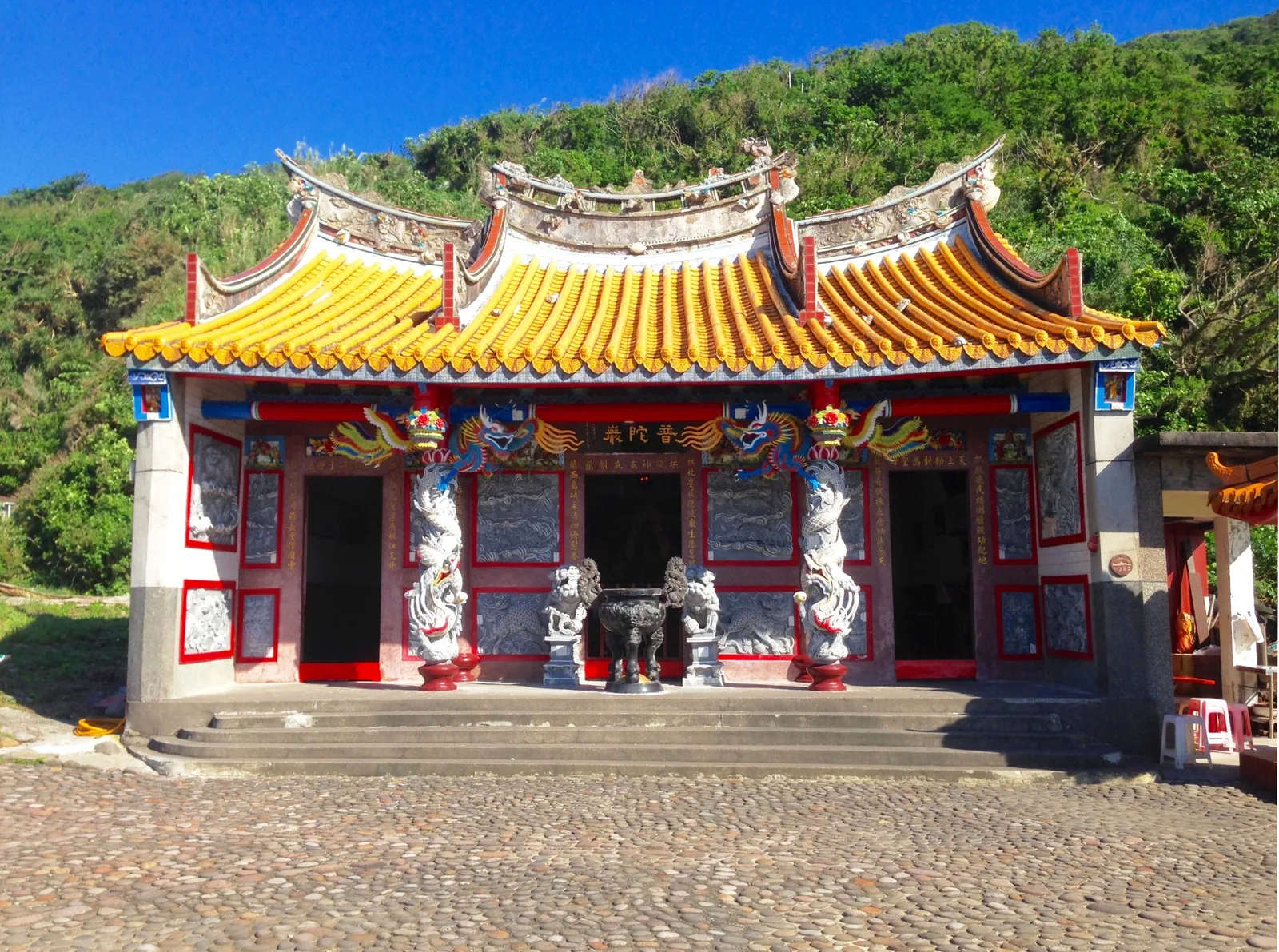 龜山島普陀巖，前身是供奉哪吒與媽祖的拱蘭宮，2000 年軍方移交海巡後改供觀音