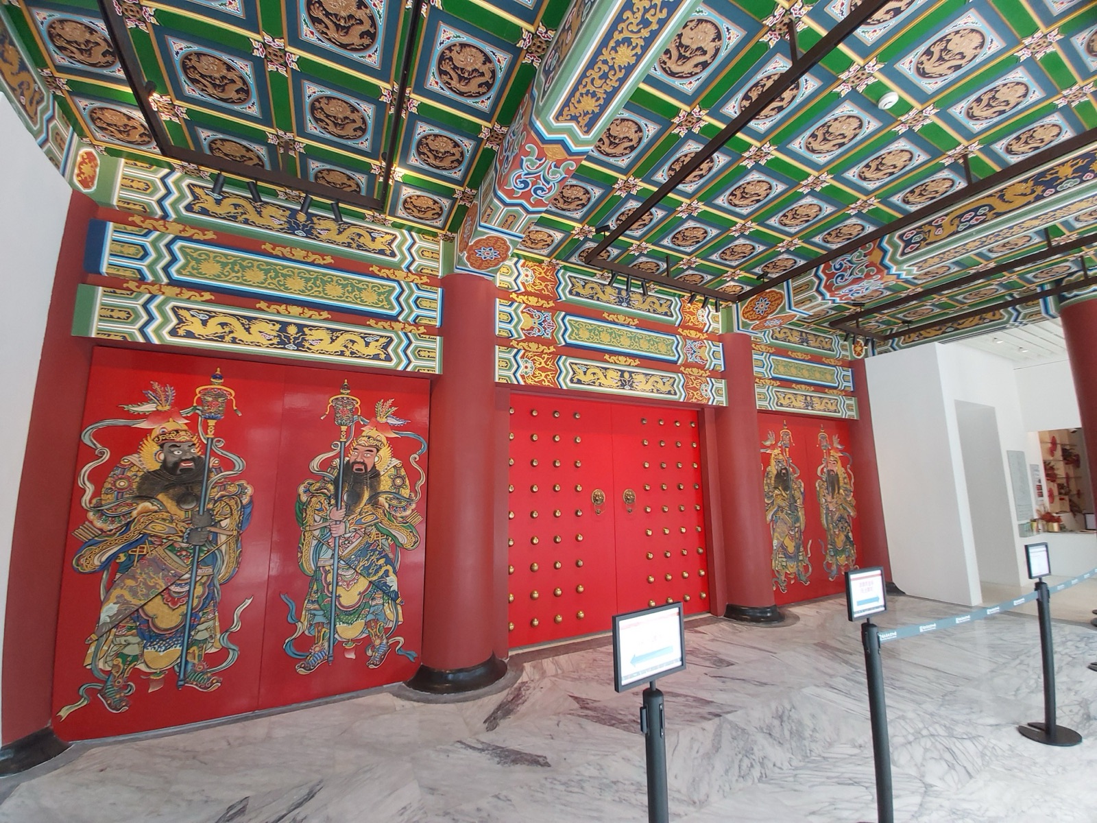 國立歷史博物館 2024 年 2 月 22 日正門近景。博物館 1955-12-04 創立為「國立歷史文物美術館」,1957 改名國立歷史博物館,1964 改建為中國明清宮殿式建築,2018-07-01 閉館整建原預計 3 年因疫情缺工延至 6 年,2024-02-21 正式重新開放。
