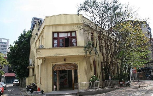 2008 年的牯嶺街小劇場外觀,紅磚兩層樓建築跟周邊綠樹。劇場 2001 年正式定名,2014 年公告為歷史建築。