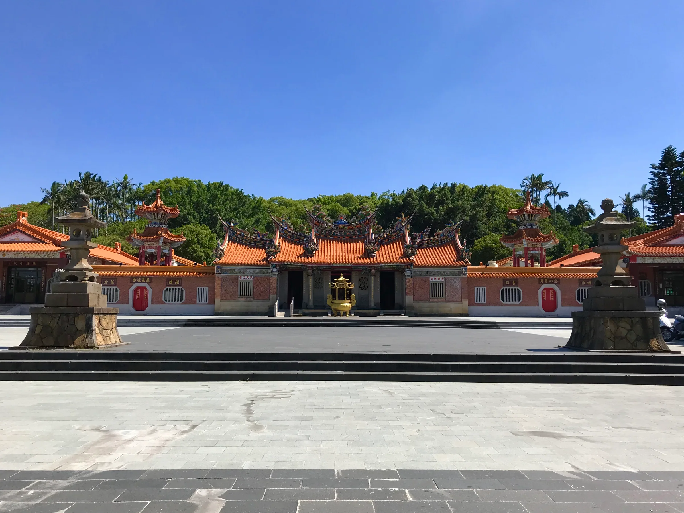 Fachada frontal del Pabellón Bao-chong (Templo de los Yi-min), mayo de 2018, pueblo de Fangliao, municipio de Xinpu. Templo central de la fe de los yi-min Hakka, cuya fundación se colocó en el invierno del quincuagésimo tercer año de Qianlong (1788), el salón central se completó en el quincuagésimo quinto año (1790) y todo el templo quedó terminado en el quincuagésimo sexto año (1791).