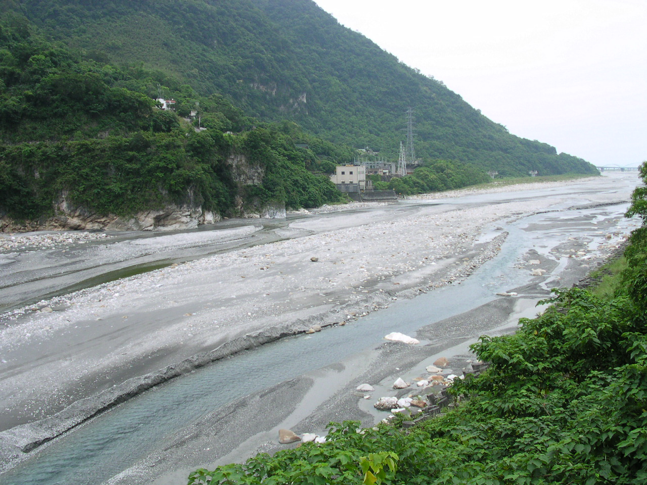 立霧溪流過太魯閣峽谷的大理岩層,板塊上升加溪水下切兩個力量花了 600 萬年才把這條峽谷雕成今天的形狀。