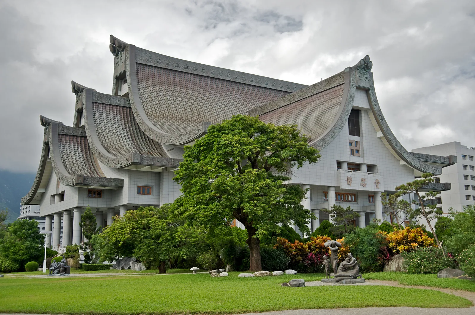 慈濟靜思堂,花蓮市。三重飛簷層層退縮的殿堂式建築,正面門額寫著「靜思堂」。1966 年「佛教克難慈濟功德會」在花蓮成立的源頭。1986 年 8 月 17 日花蓮慈濟醫院在附近啟業,2002 年升格為東台灣唯一醫學中心。