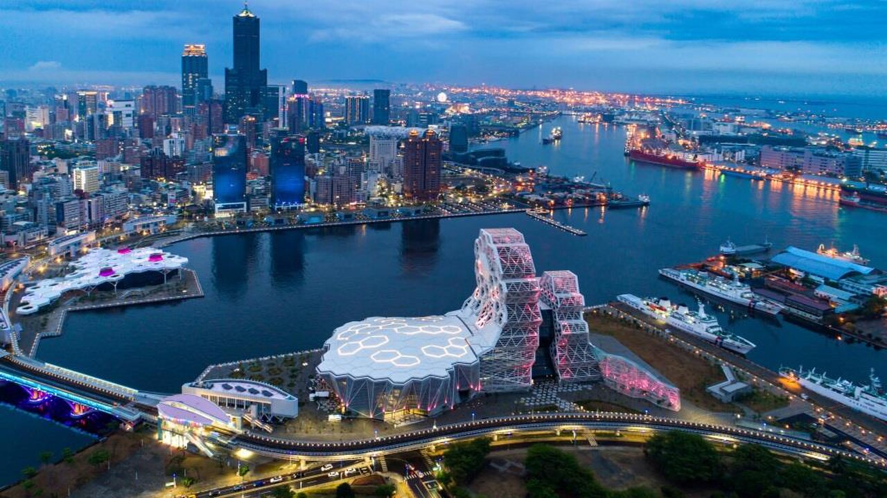高雄港第一港區商業區俯瞰,2021 年。從 1899 年規劃築港、1968 年加工出口區進駐、1993-1999 連續七年全球第三大貨櫃港,到 2021 年仍是台灣最大商港。
