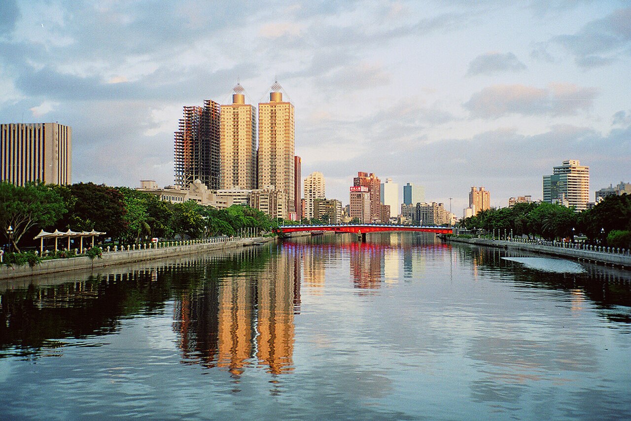 愛河整治後的觀光河岸。1960 年代曾是台灣污染最嚴重都市河川,1998 年謝長廷市長任內污水接管率從 6% 提升到 25%,2001 年起愛河畔燈會成為傳統。