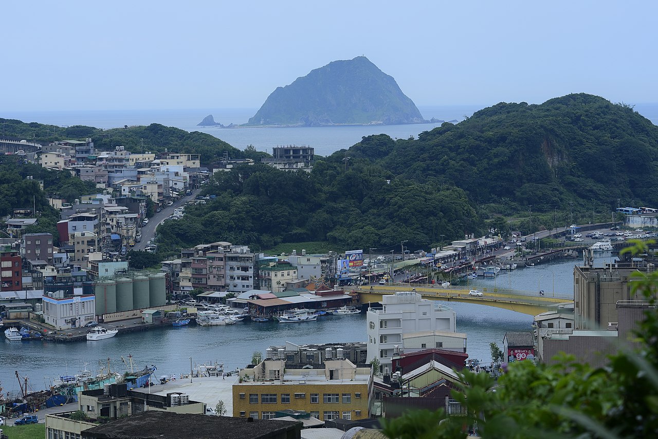和平島地質公園的海蝕地形，2022 年。這座距離台灣本島 75 公尺的小島，1626 年是西班牙人聖薩爾瓦多城所在地，2016 年起清大團隊在此發掘出諸聖教堂遺址，是西班牙人台灣拓殖留下的唯一物質證據。
