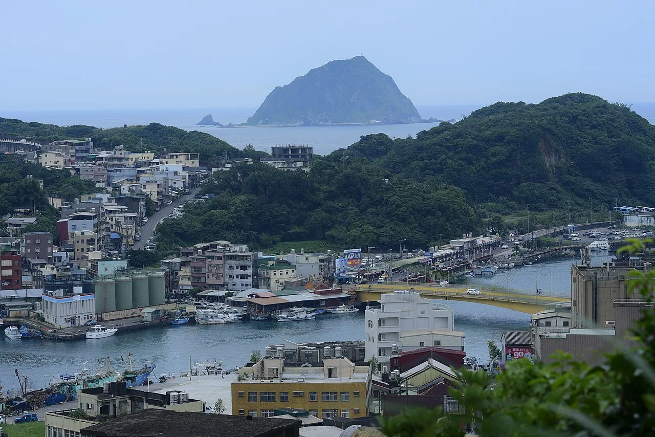 Formations maréales du parc géologique de l'île de Hoping, 2022. Cette petite île, à seulement 75 mètres de l'île principale de Taïwan, abritait en 1626 le fort San Salvador des Espagnols. Depuis 2016, une équipe de l'Université Tsinghua y a mis au jour les vestiges de l'église de Tous-les-Saints, la seule preuve matérielle de la colonisation espagnole à Taïwan.