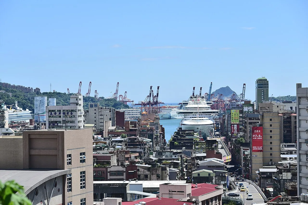 Vue aérienne du port de Keelung, 2017. L'infrastructure portuaire établie par les cinq phases de construction de l'époque coloniale japonaise perdure jusqu'à aujourd'hui. Après le sommet historique de 1984 (septième port à conteneurs mondial), le déclin est progressif : en 2018, le port est tombé au 113e rang mondial et au 4e rang des ports commerciaux de Taïwan.