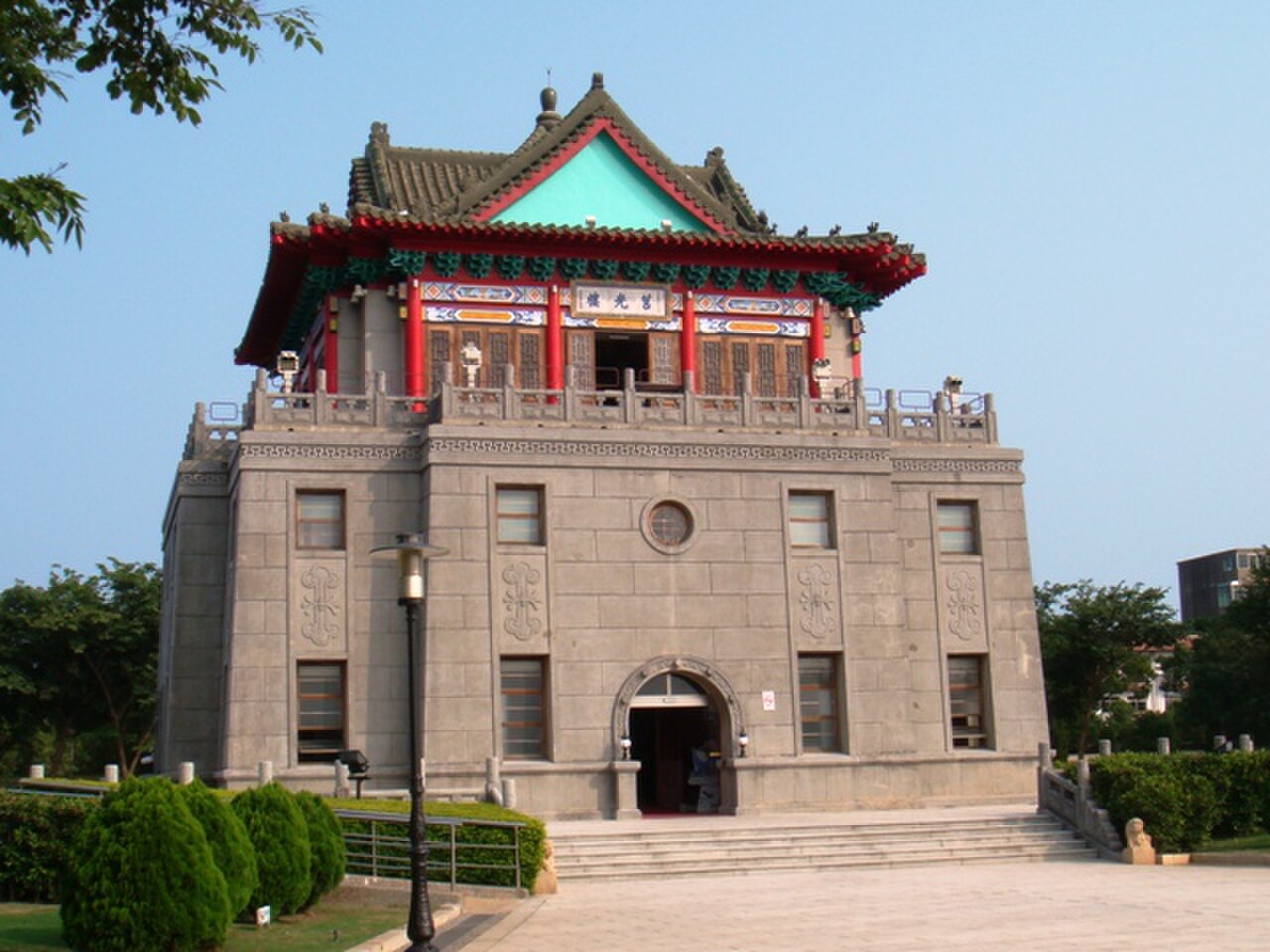莒光樓，金城鎮北門外，1952 年仿宮殿式建築。曾為「莒光日」軍中精神教育標誌，今為金門縣最具代表性地標之一。Shoestring 2009 年攝。